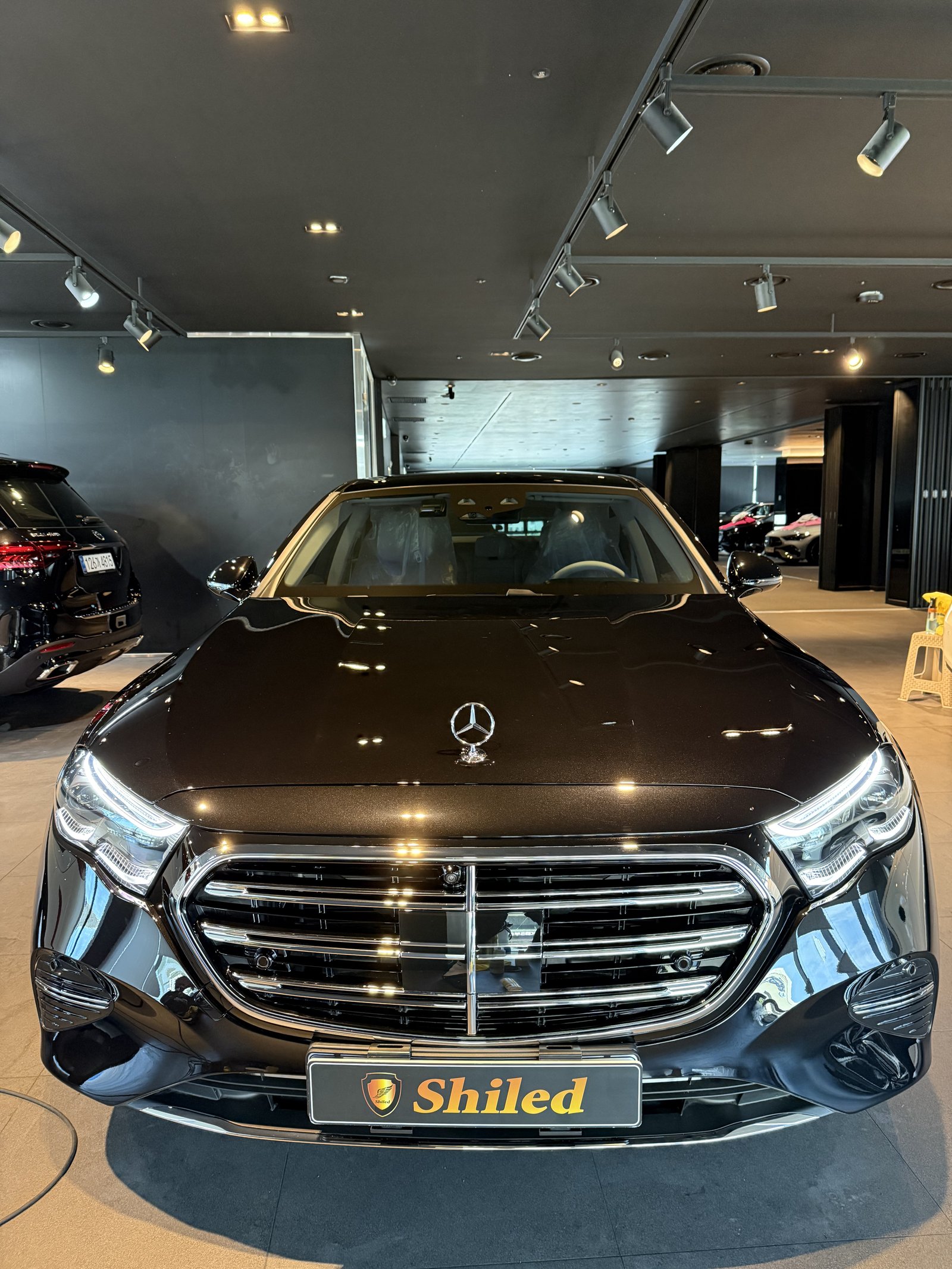 벤츠 E350e 검정 신차 F5 유리막코팅 - 부산 쉴드광택 전면