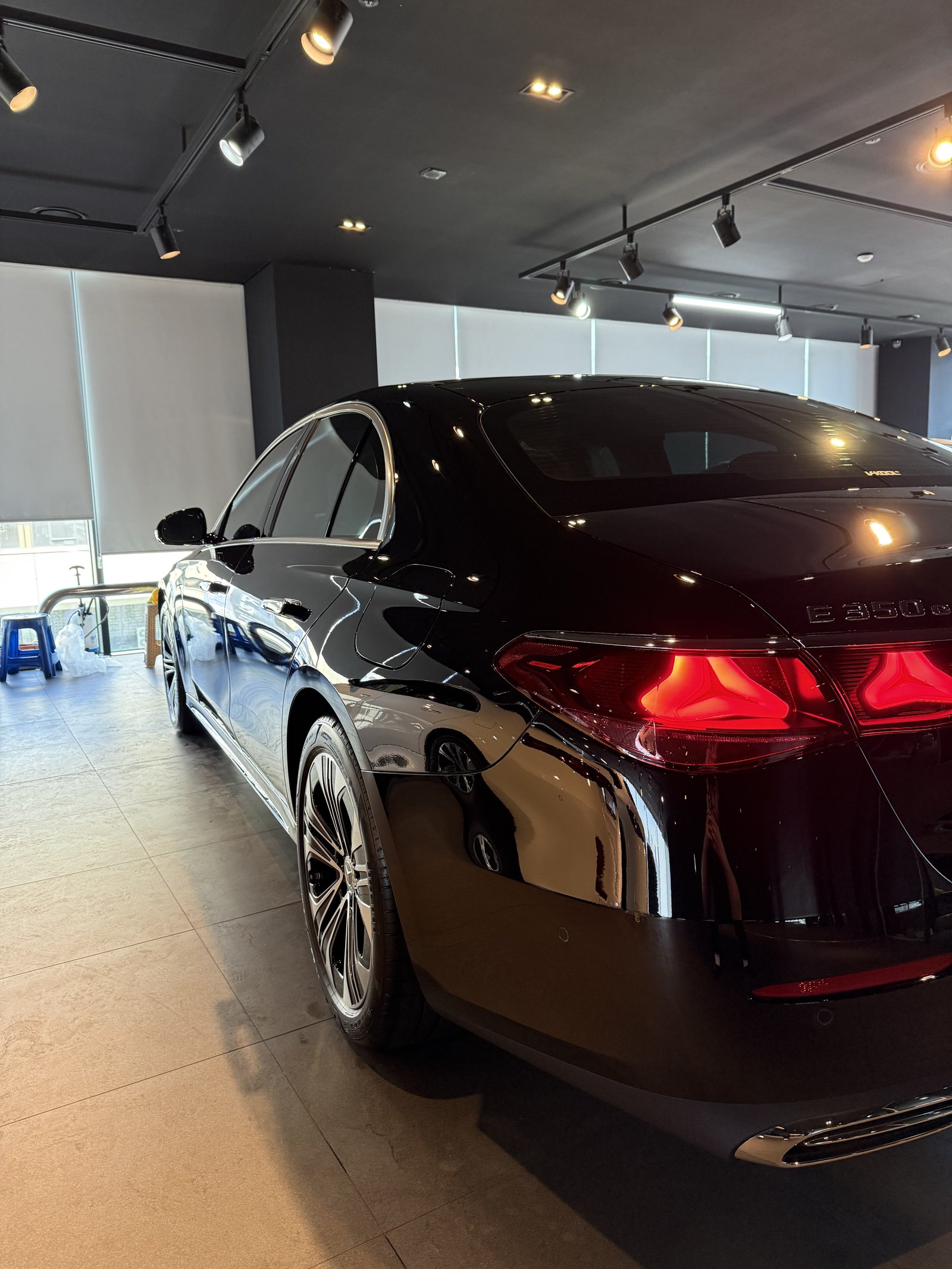 벤츠 E350e 검정 신차 후면 4매틱 엠블럼 - 부산 유리막코팅