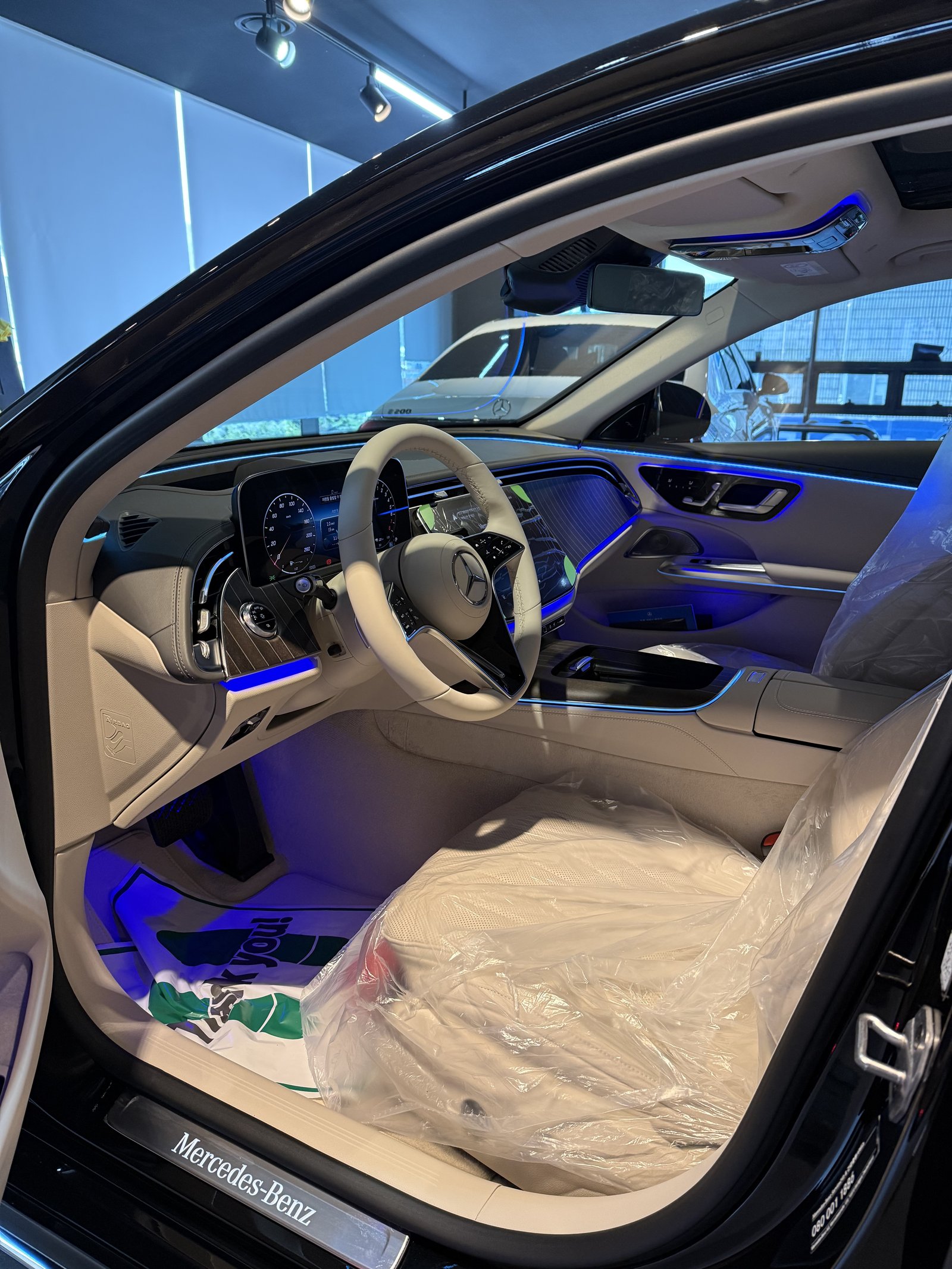벤츠 E350e 신차 실내 - 출고 전 컨디션