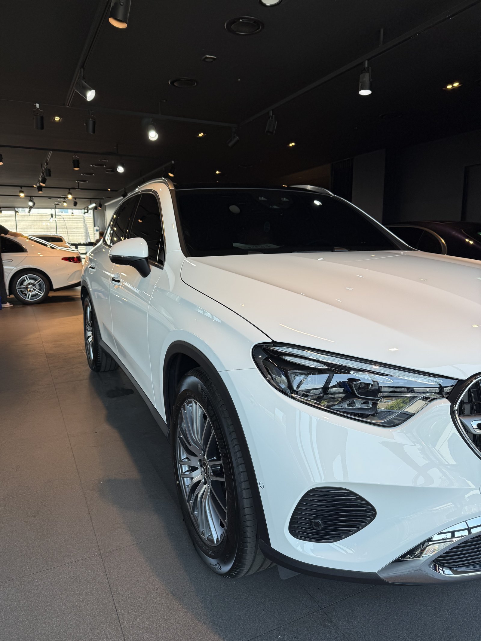 벤츠 GLC300 백색 전측면 글로시 - 부산 유리막코팅