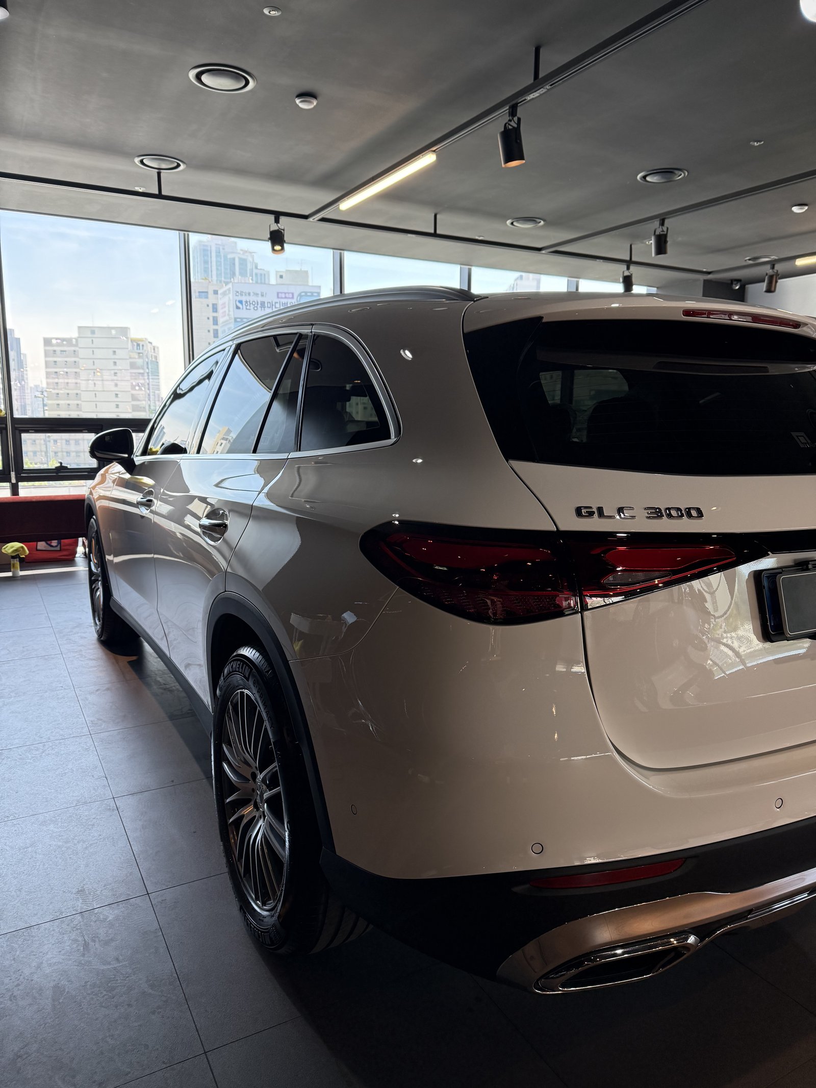 벤츠 GLC300 백색 신차 후면 - 부산 유리막코팅