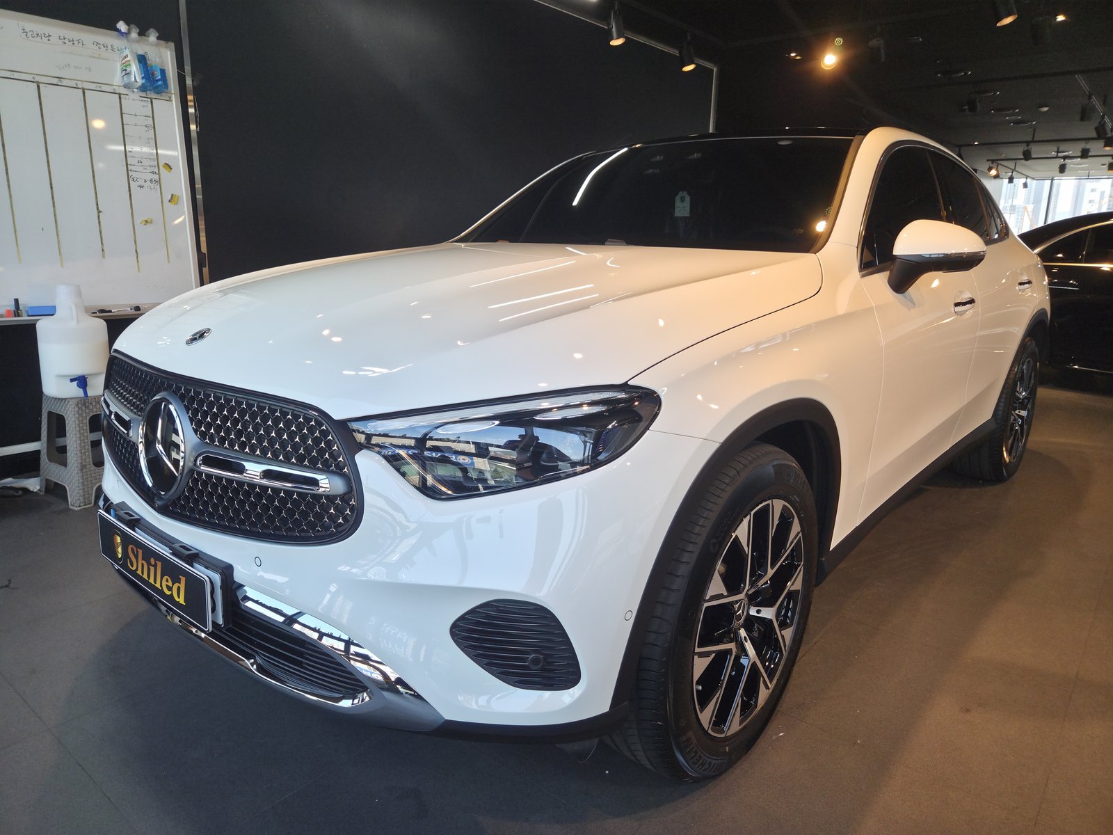벤츠 GLC300 쿠페 백색 신차 F5 유리막코팅 - 부산 쉴드광택 전면