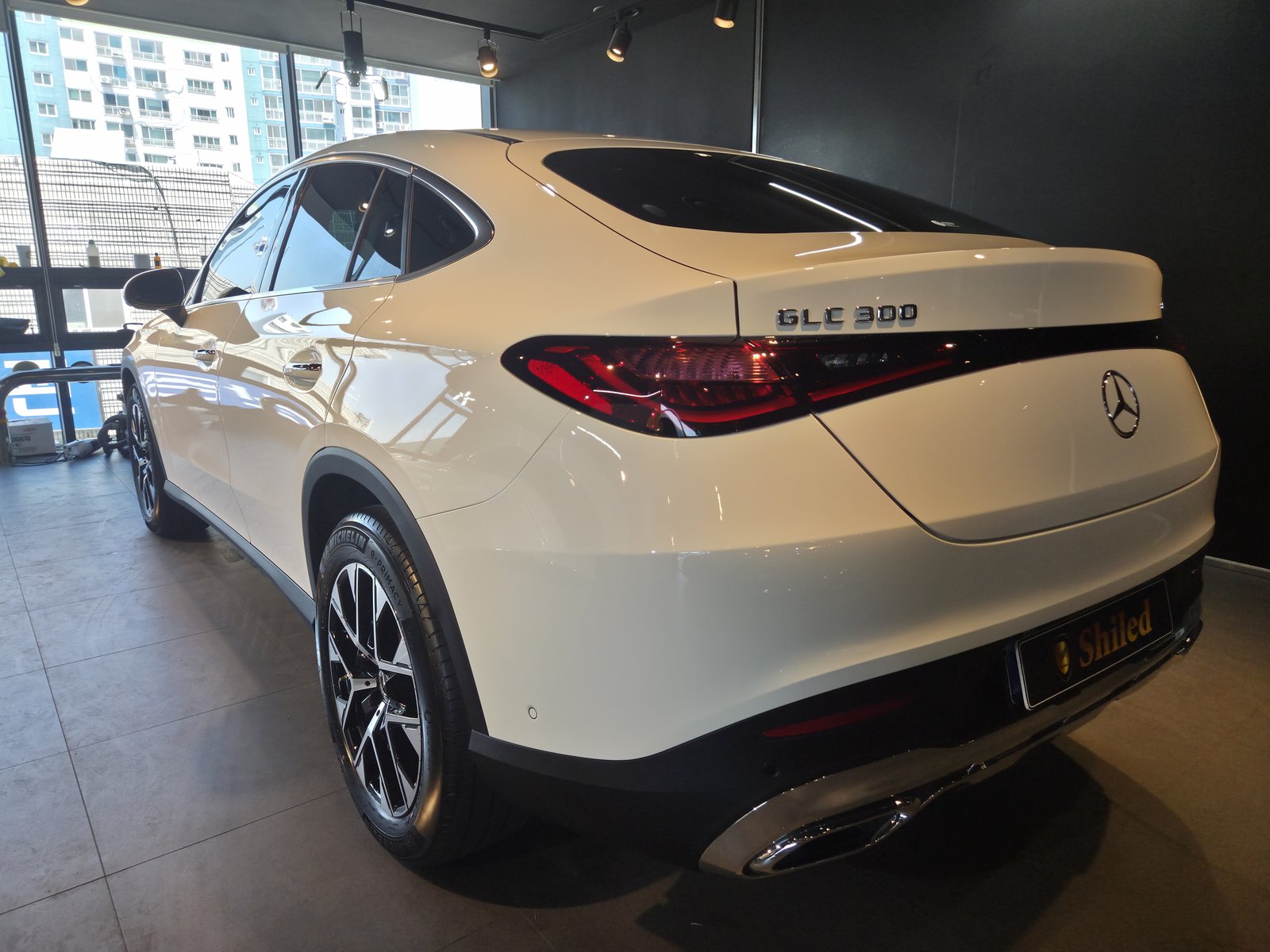 벤츠 GLC300 쿠페 백색 전측면 글로시 - 부산 유리막코팅