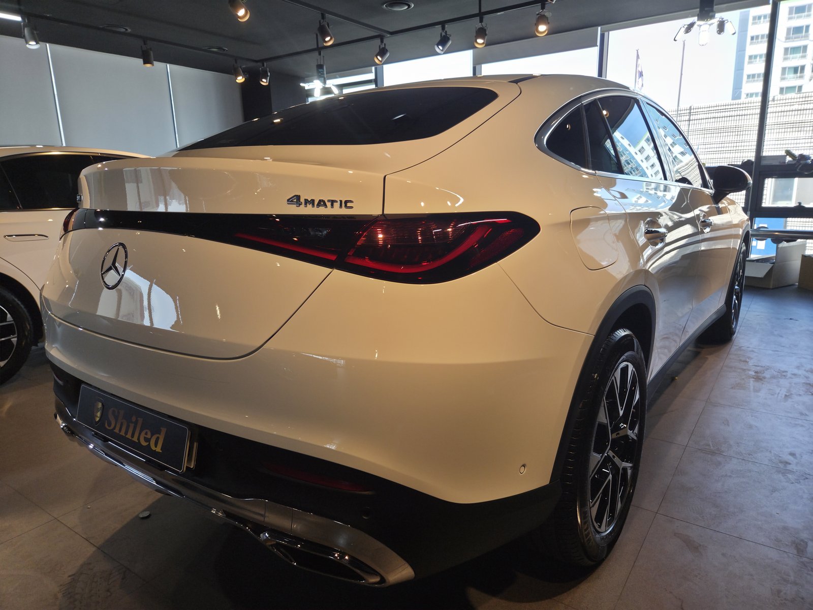 벤츠 GLC300 쿠페 백색 신차 측면 - 부산 쉴드광택 신차코팅