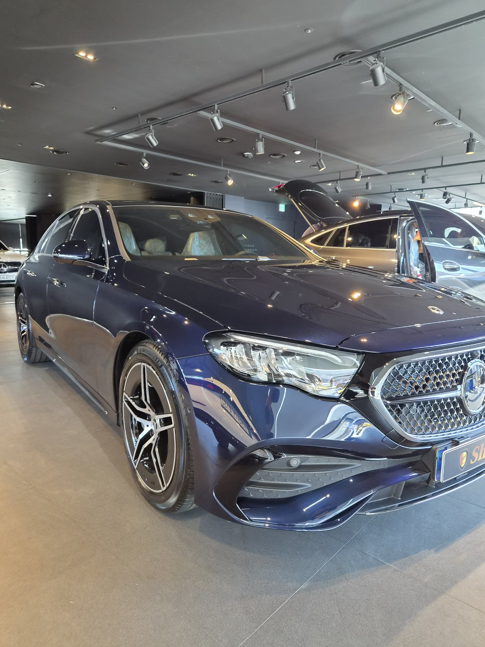 벤츠 E200 딥블루 전측면 글로시 - 부산 유리막코팅