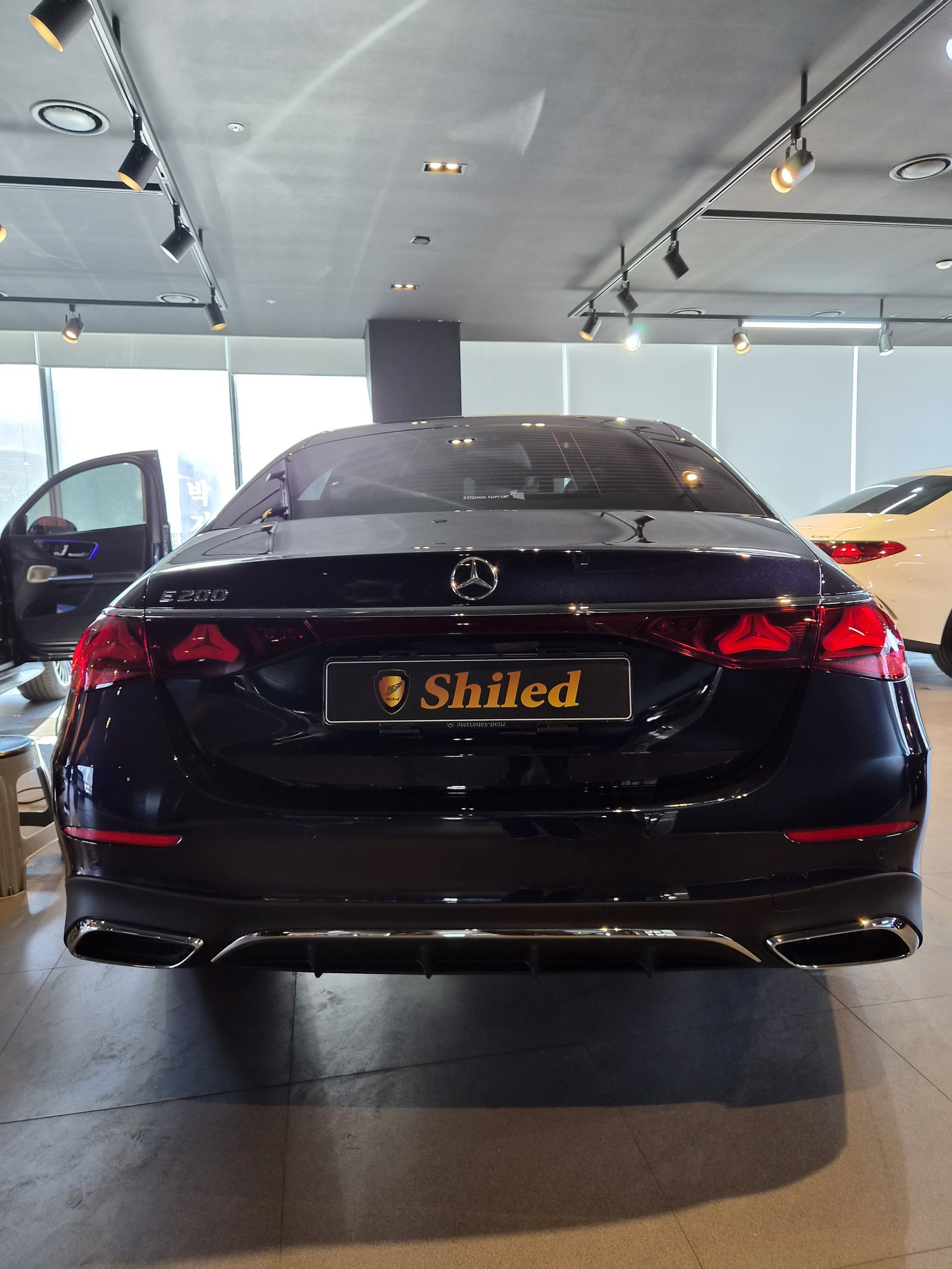 벤츠 E200 딥블루 신차 측면 - 부산 쉴드광택 신차코팅