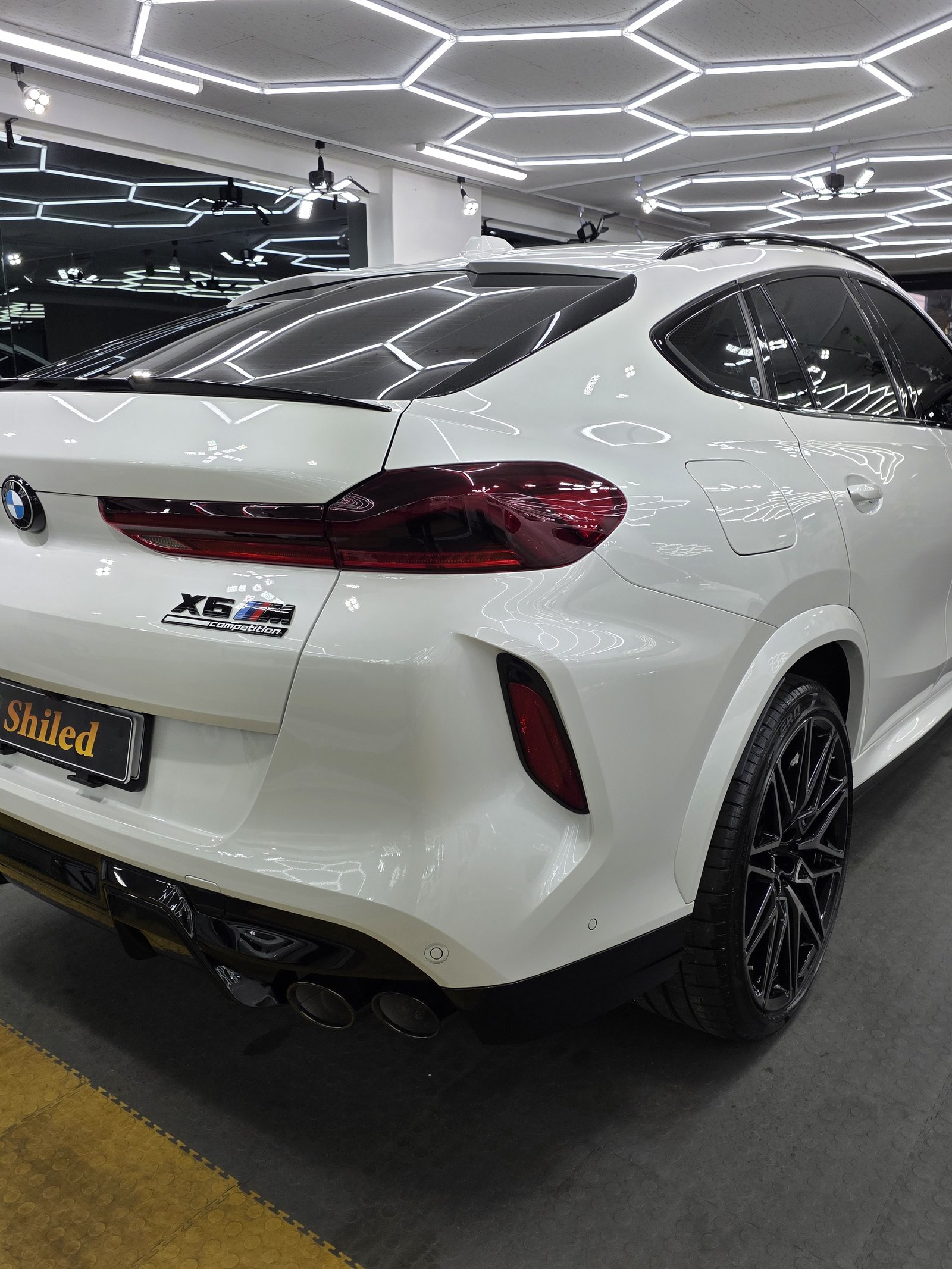BMW X6 M컴페티션 백색 신차 G-PRO 유리막코팅 - 부산 쉴드광택 후측면