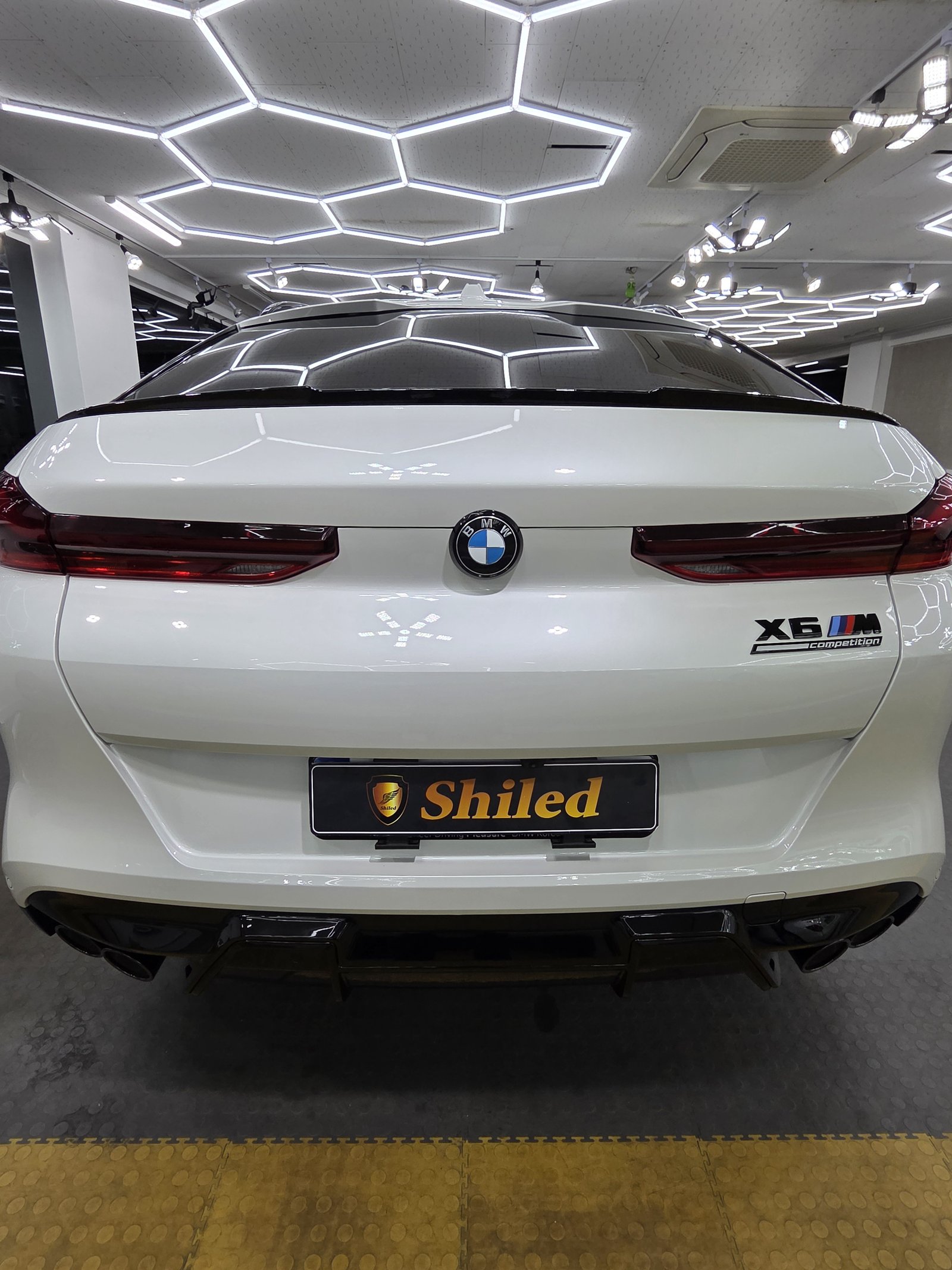 BMW X6 M컴페티션 백색 휠 - 부산 유리막코팅