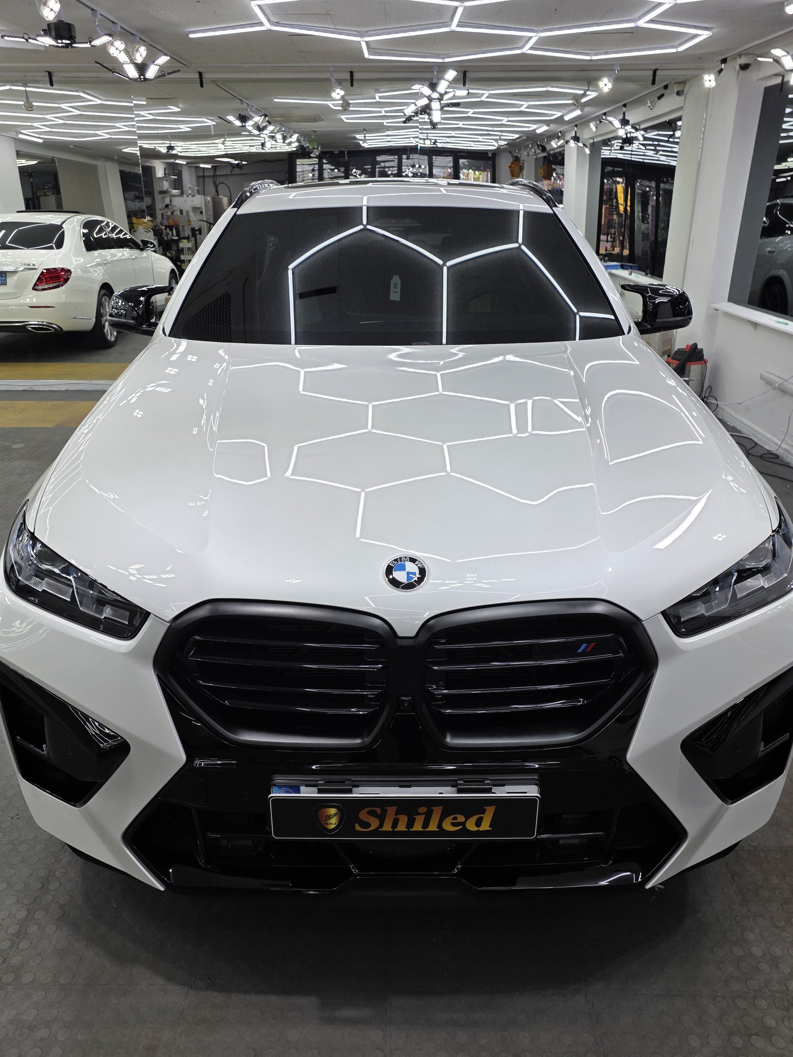 BMW X6 M컴페티션 백색 신차 후면 - 부산 쉴드광택 신차코팅