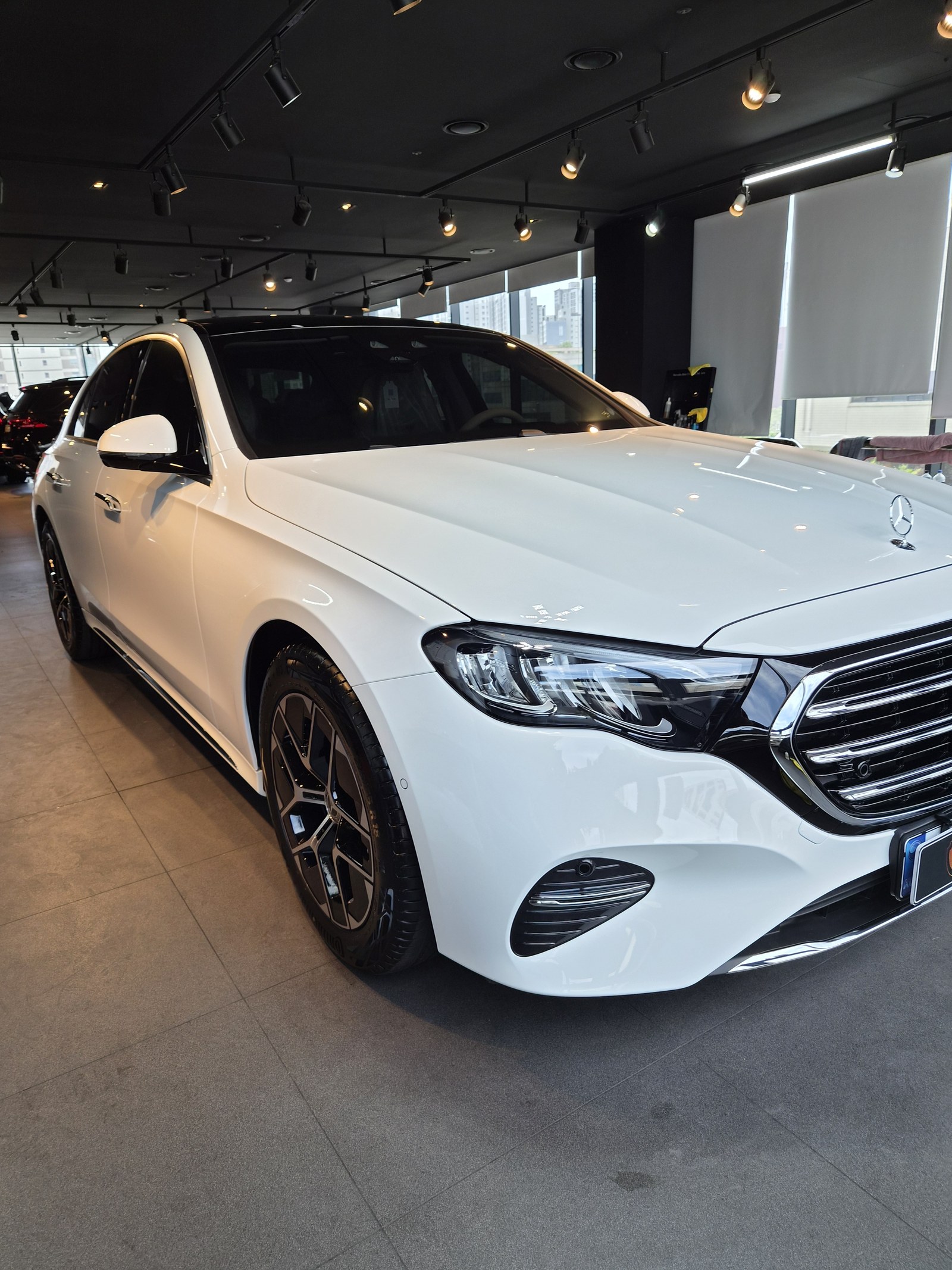 벤츠 E200 화이트 전측면 글로시 - 부산 유리막코팅
