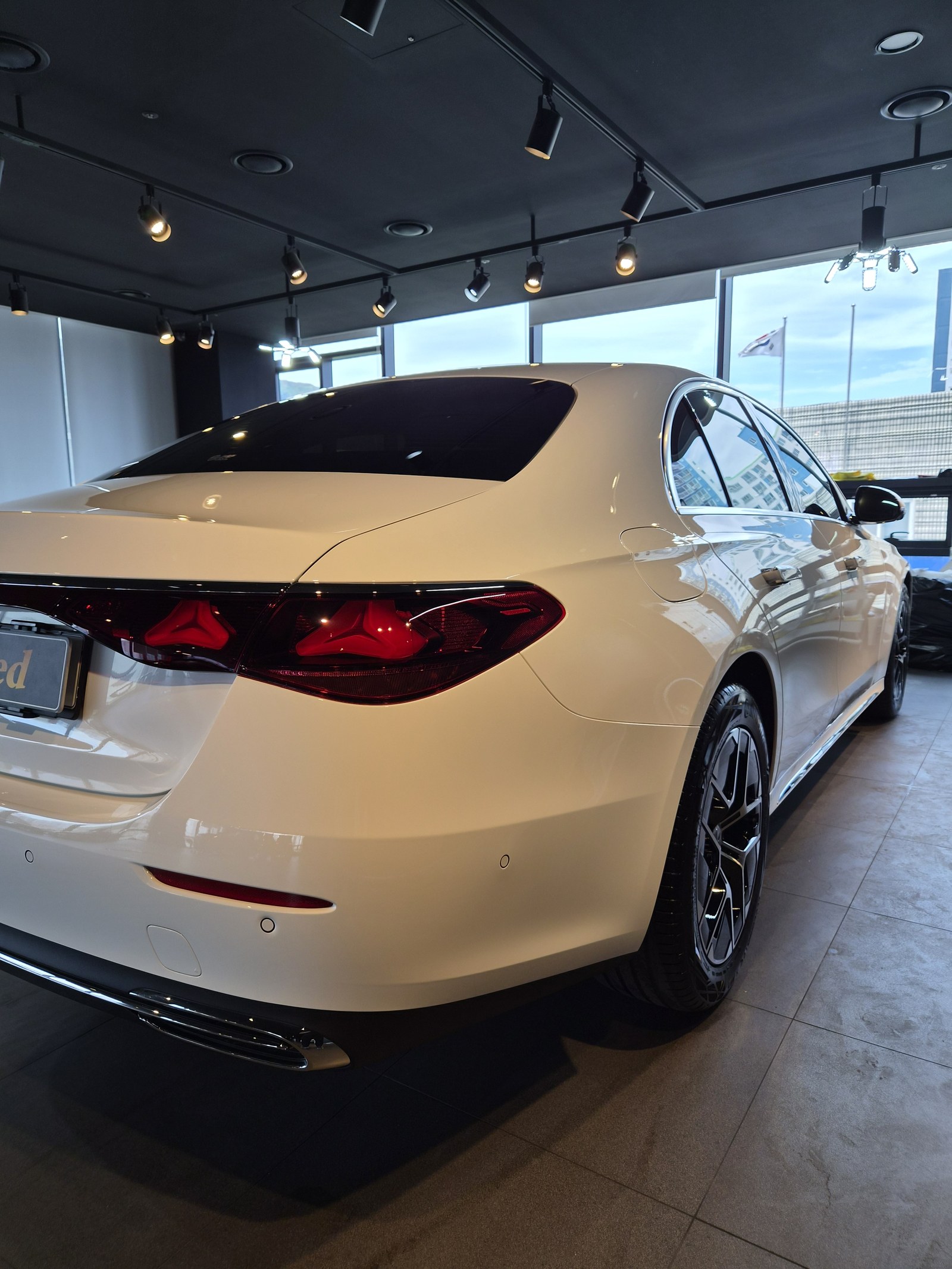 벤츠 E200 화이트 신차 후측면 - 부산 유리막코팅