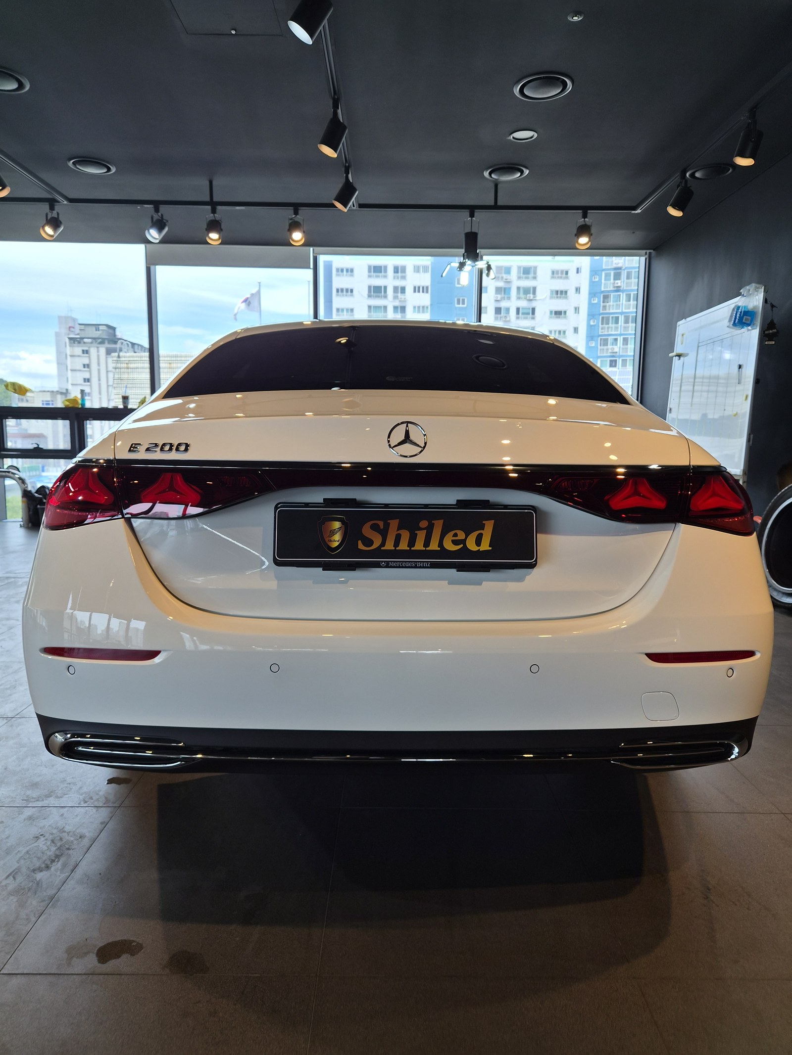 벤츠 E200 화이트 신차 후면 - 유리막코팅