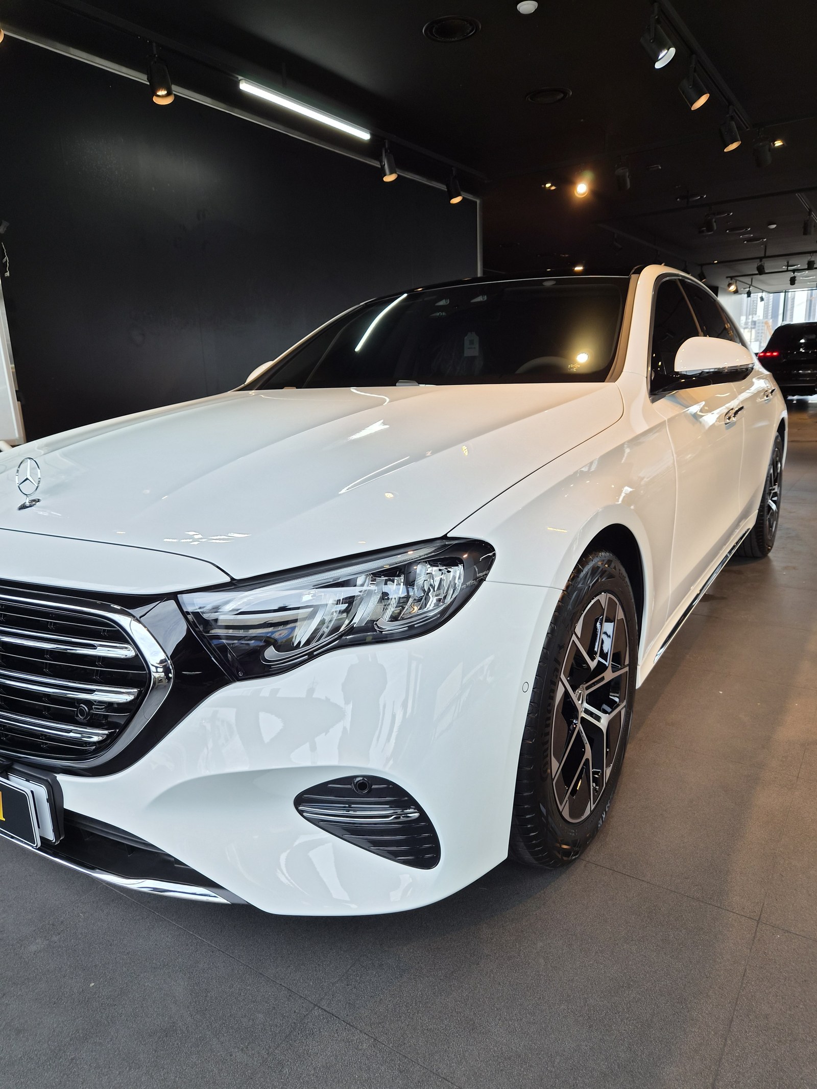 벤츠 E200 화이트 신차 정측면 - 유리막코팅