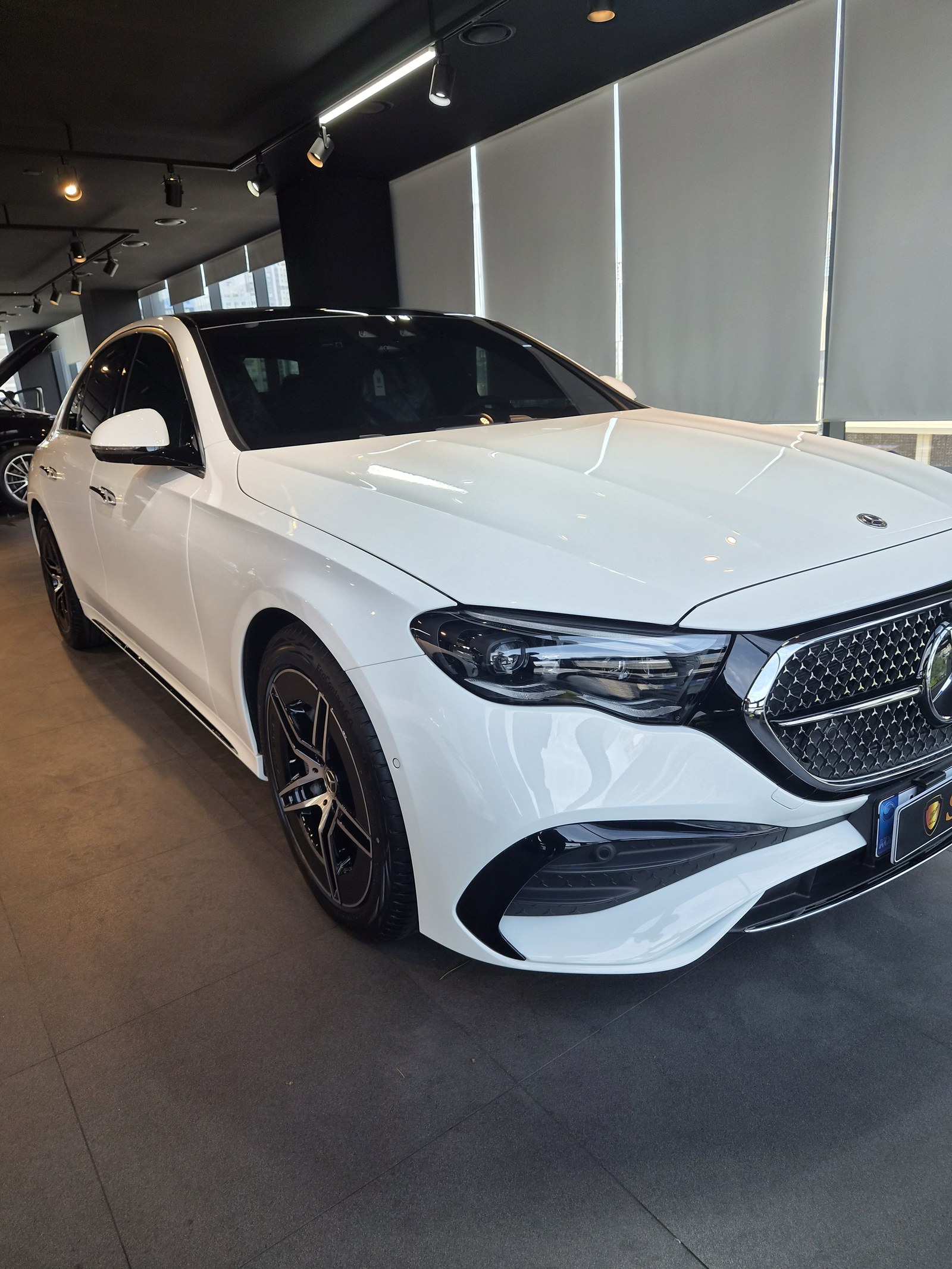 벤츠 E300 백색 전측면 글로시 - 부산 유리막코팅