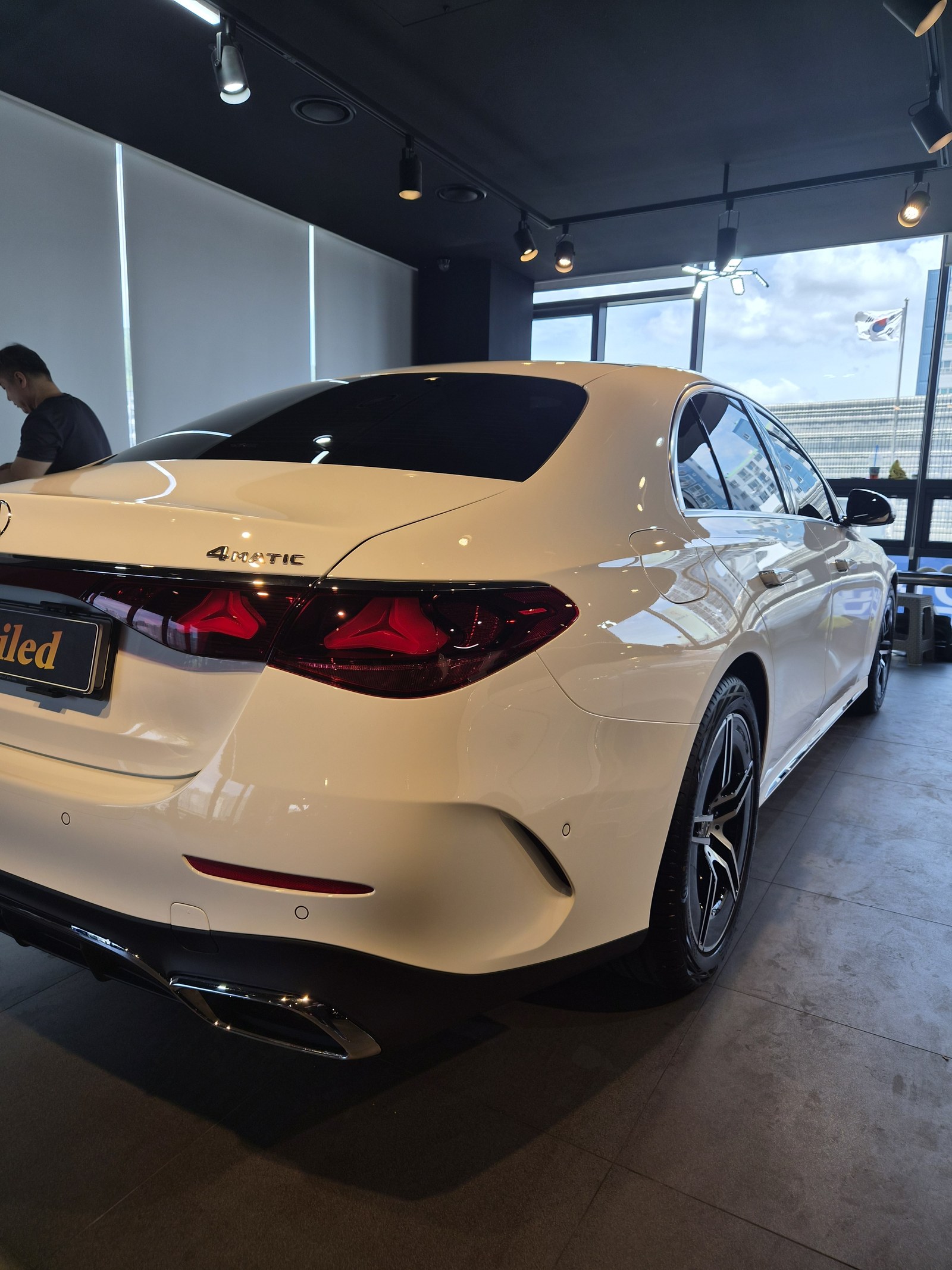 벤츠 E300 백색 신차 후측면 - 부산 유리막코팅