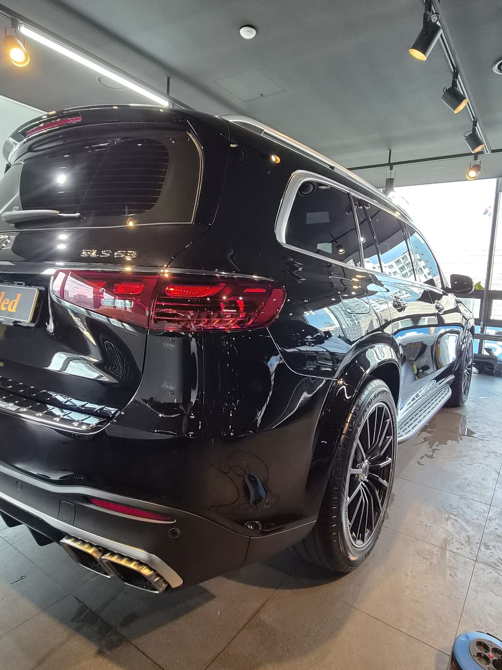 벤츠 GLS63 AMG 검정 신차 후측면 - 부산 유리막코팅