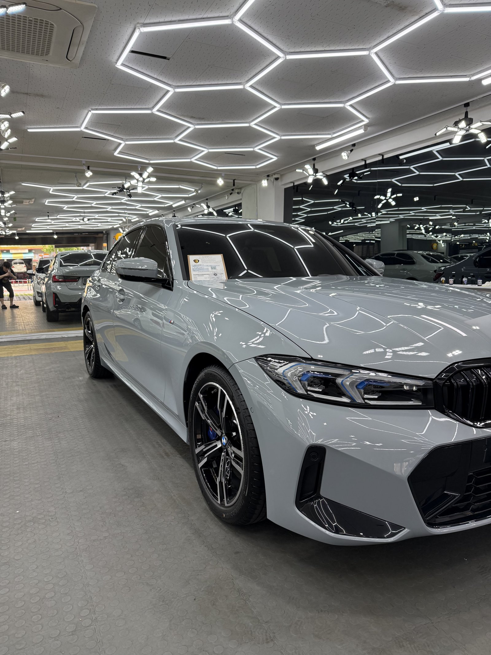 BMW 320i 그레이 전측면 글로시 - 부산 유리막코팅