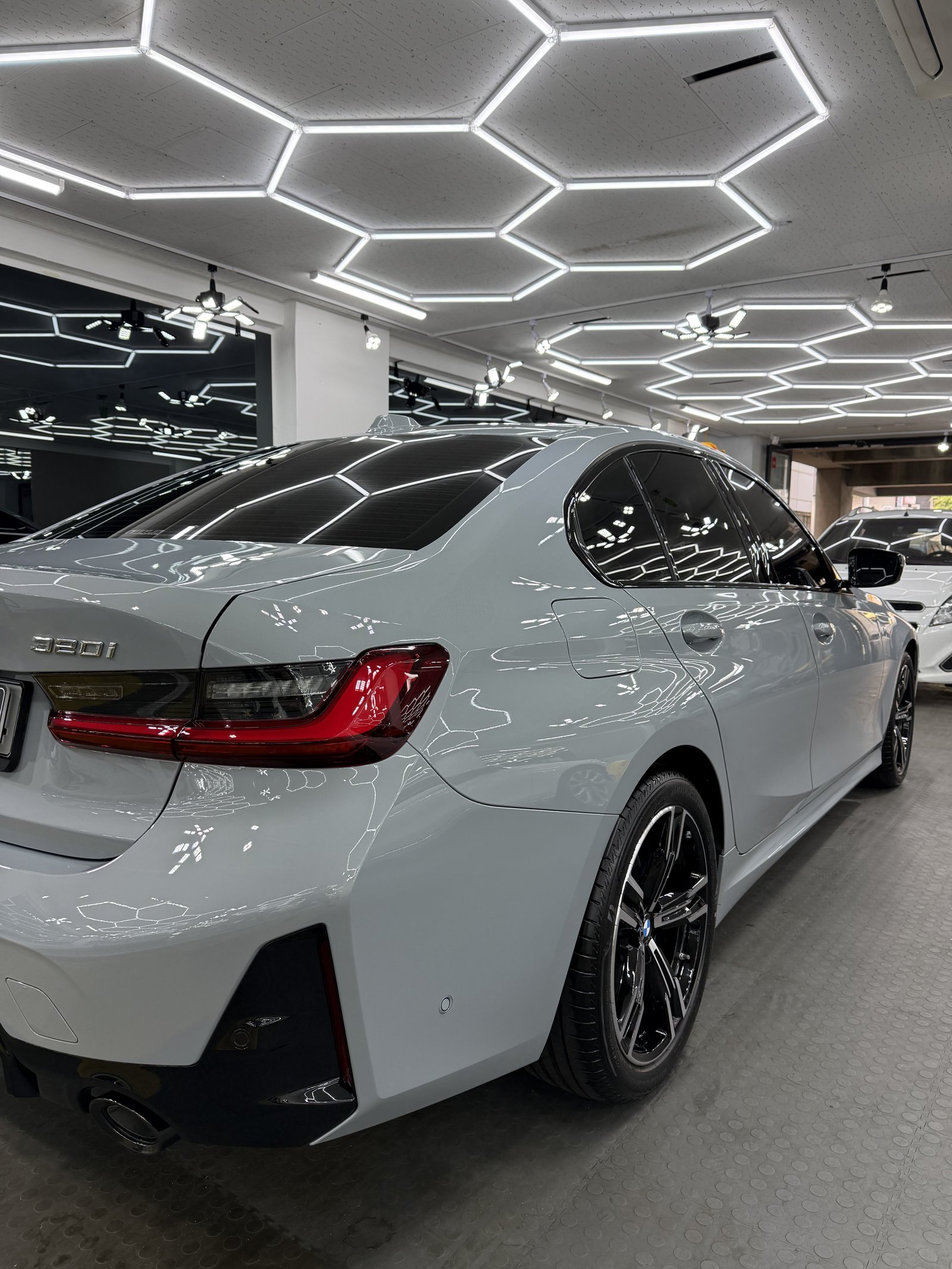 BMW 320i 그레이 신차 후측면 - 부산 쉴드광택 신차코팅