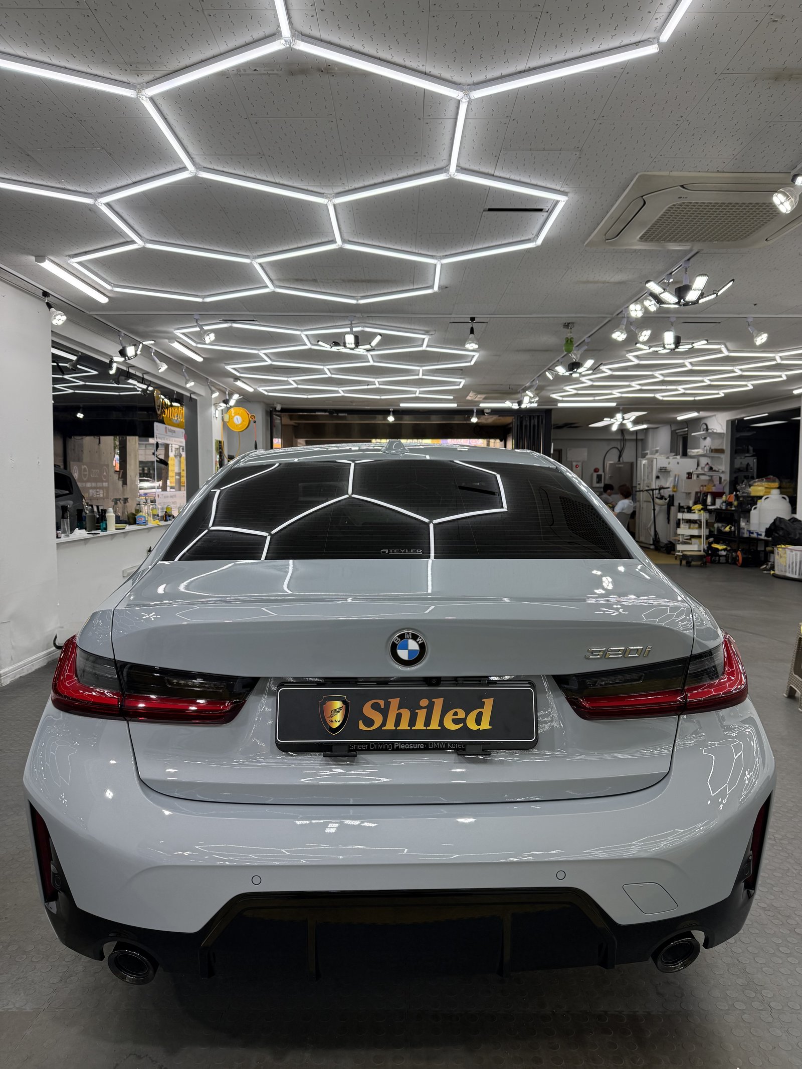 BMW 320i 그레이 신차 후면 - 부산 쉴드광택 신차코팅
