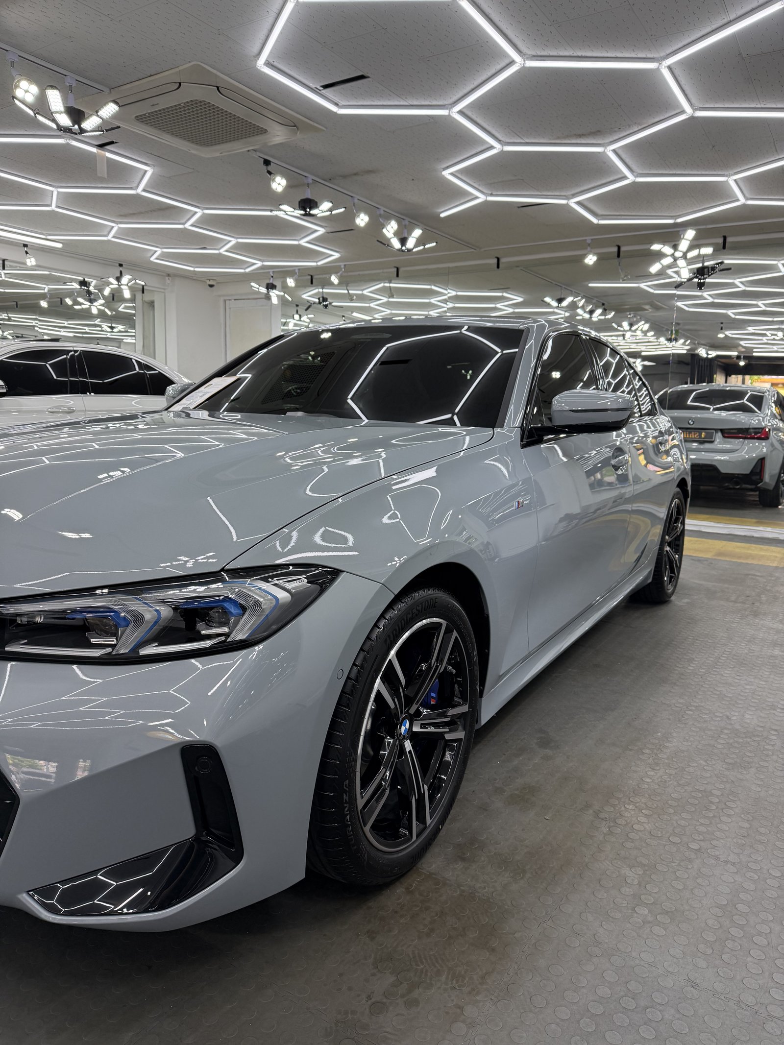 BMW 320i 그레이 신차 측면 - 부산 유리막코팅