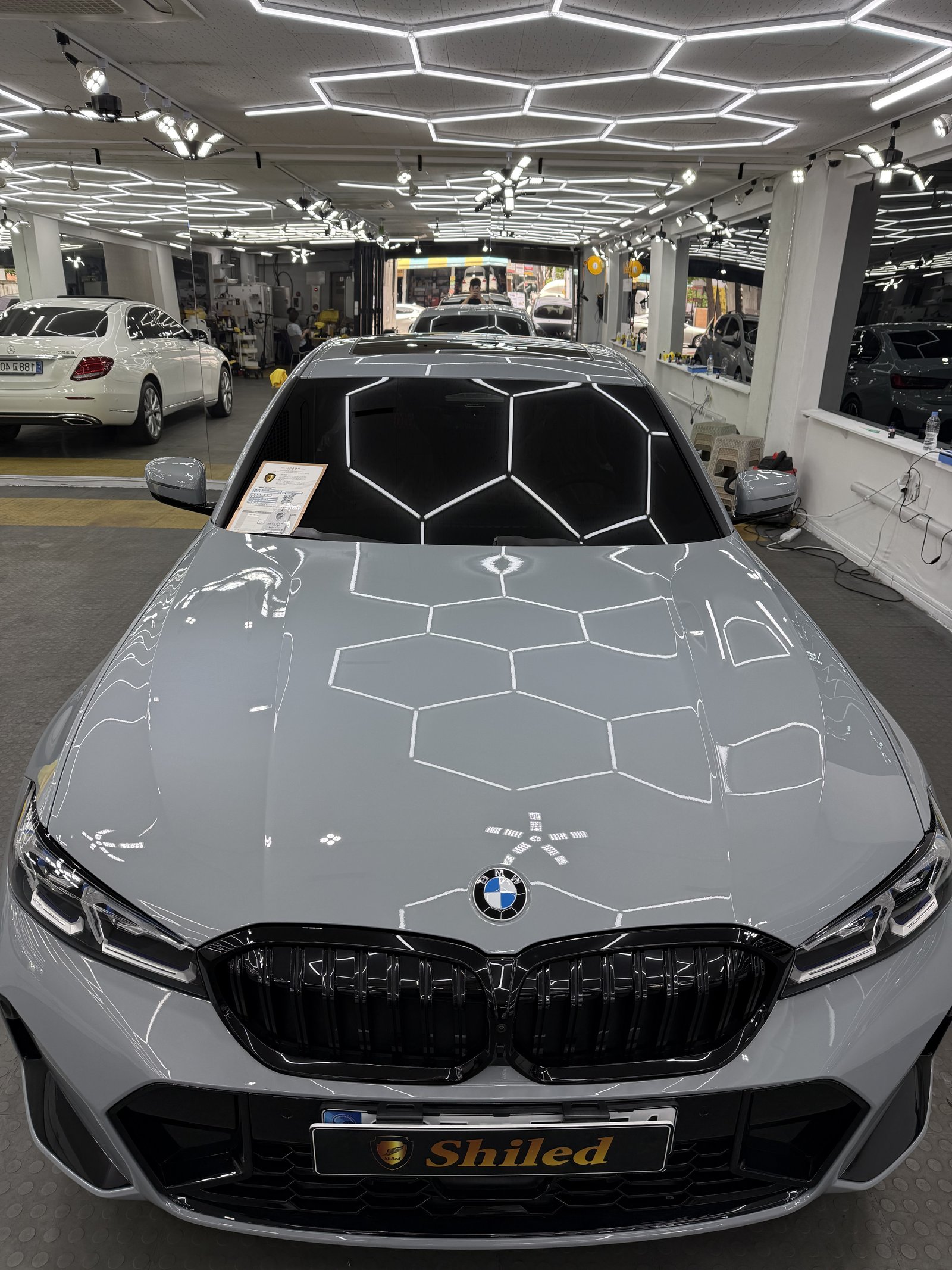 BMW 320i 그레이 신차 전면 클로즈업 - 부산 쉴드광택