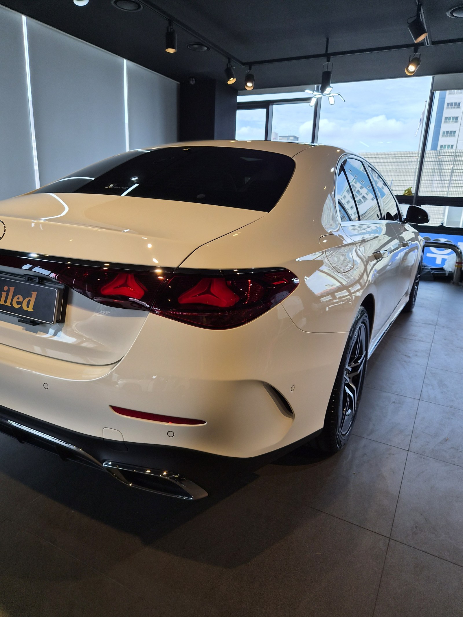 벤츠 E200 백색 신차 후측면 - 부산 유리막코팅