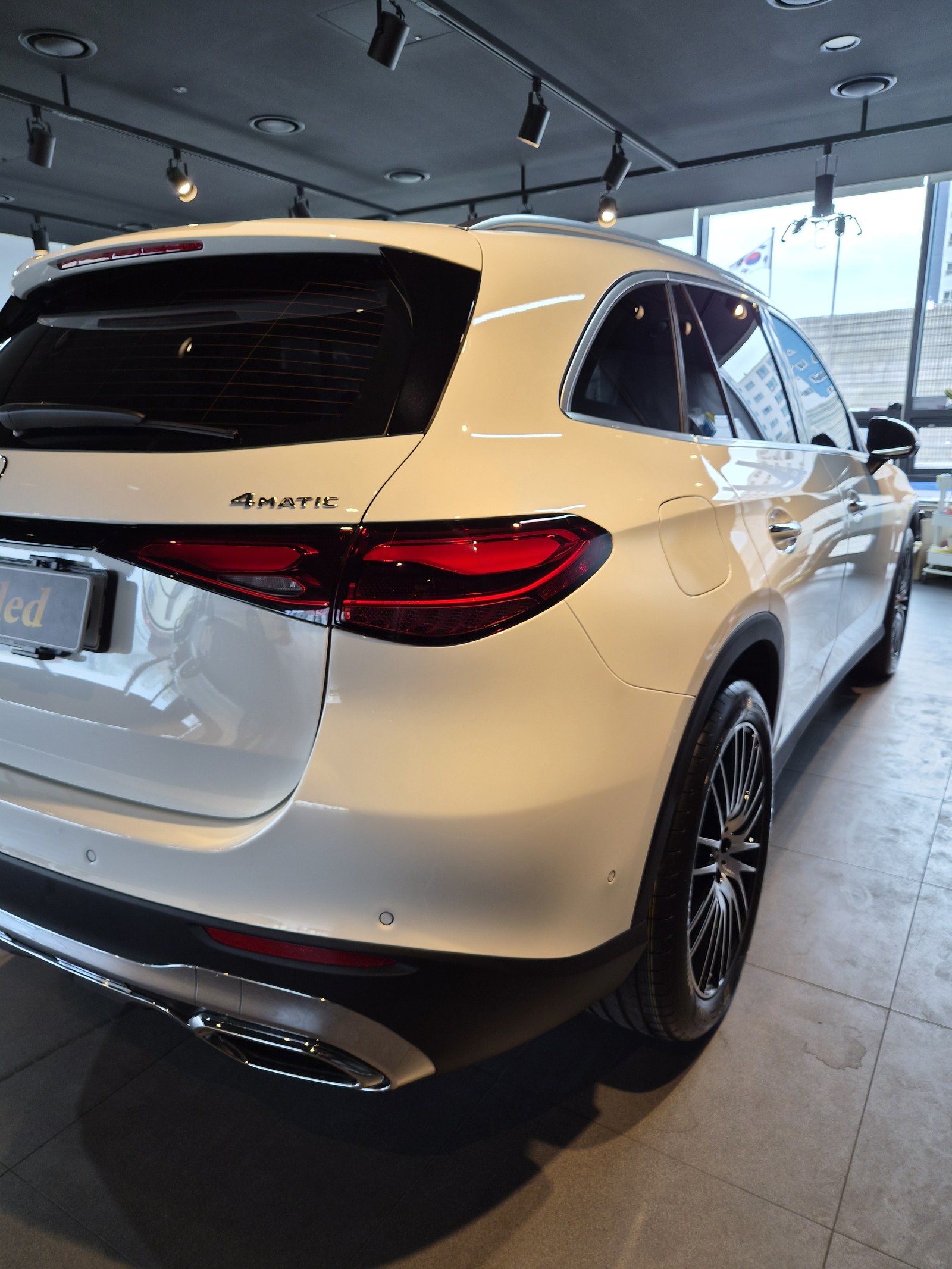벤츠 GLC300 백색 신차 후측면 - 부산 유리막코팅