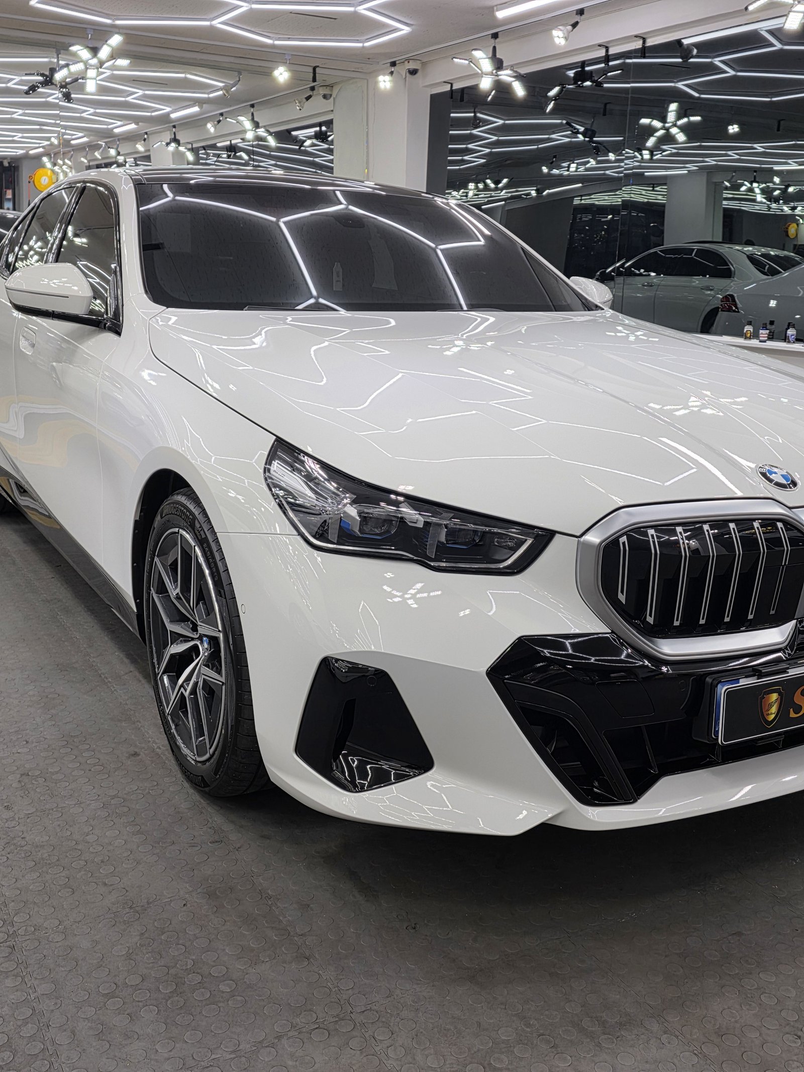 BMW 520i 백색 전측면 - 부산 유리막코팅