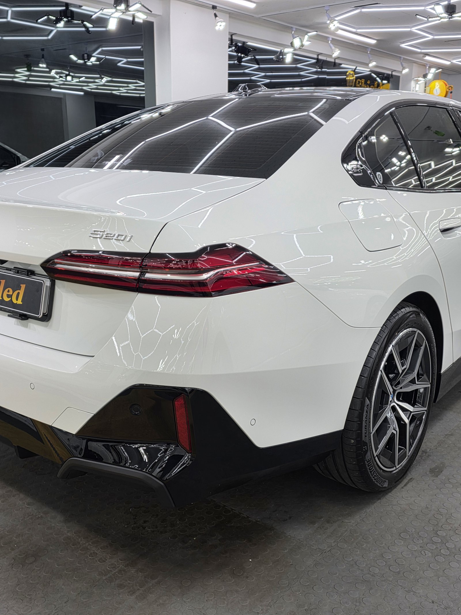 BMW 520i 백색 신차 후측면 - 부산 쉴드광택 신차코팅