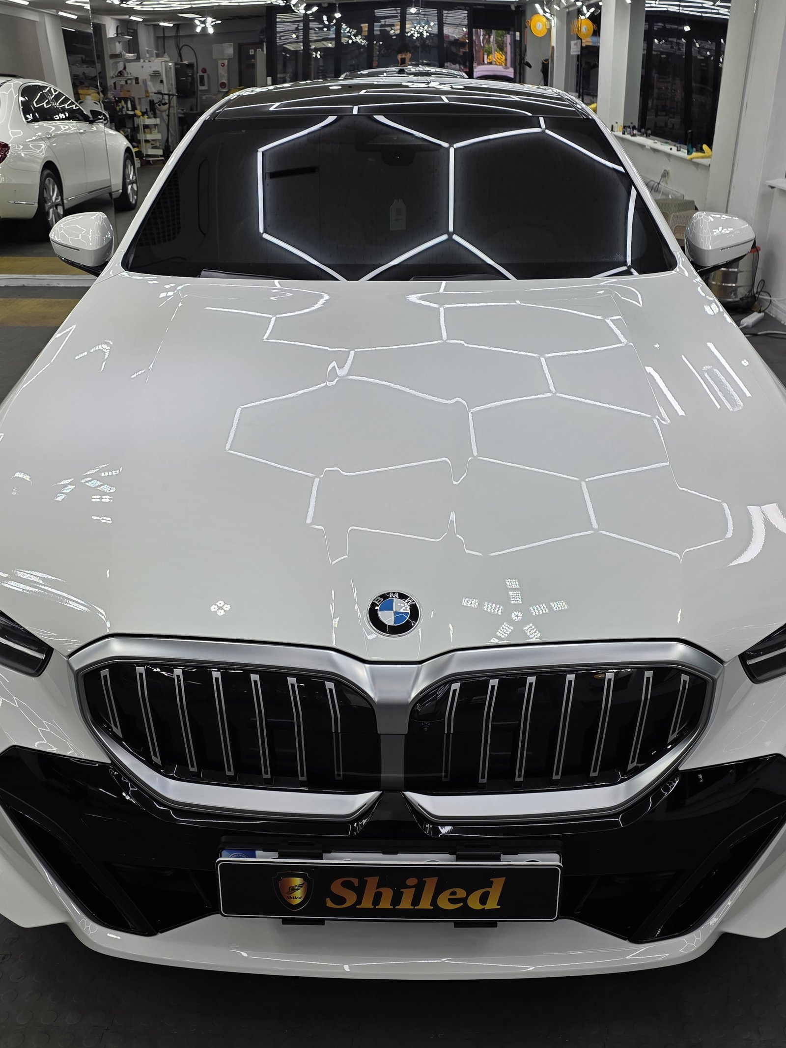 BMW 520i 백색 신차 그릴 클로즈업 - 부산 쉴드광택
