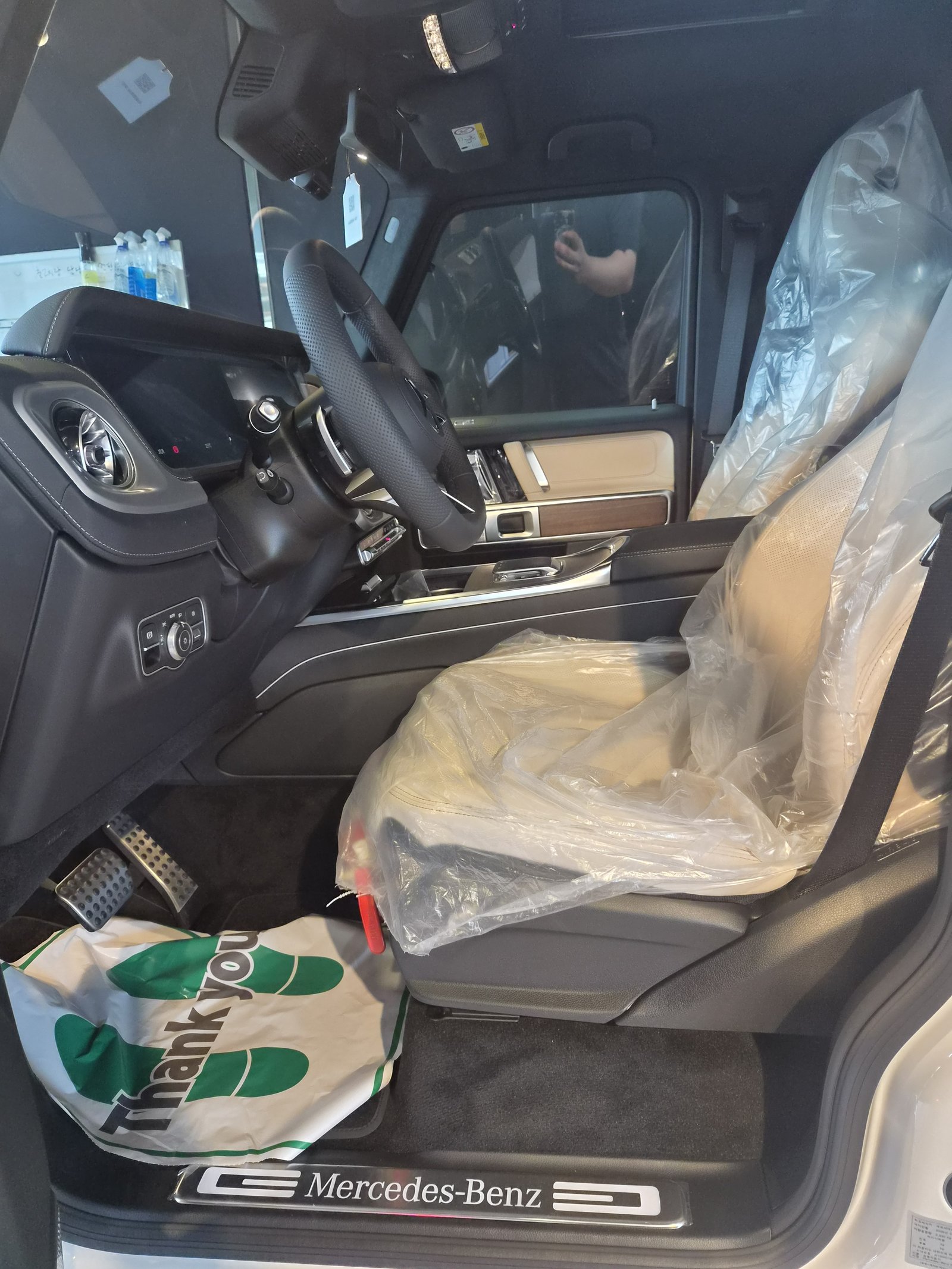 벤츠 G450d 백색 신차 실내 - 출고 전 컨디션