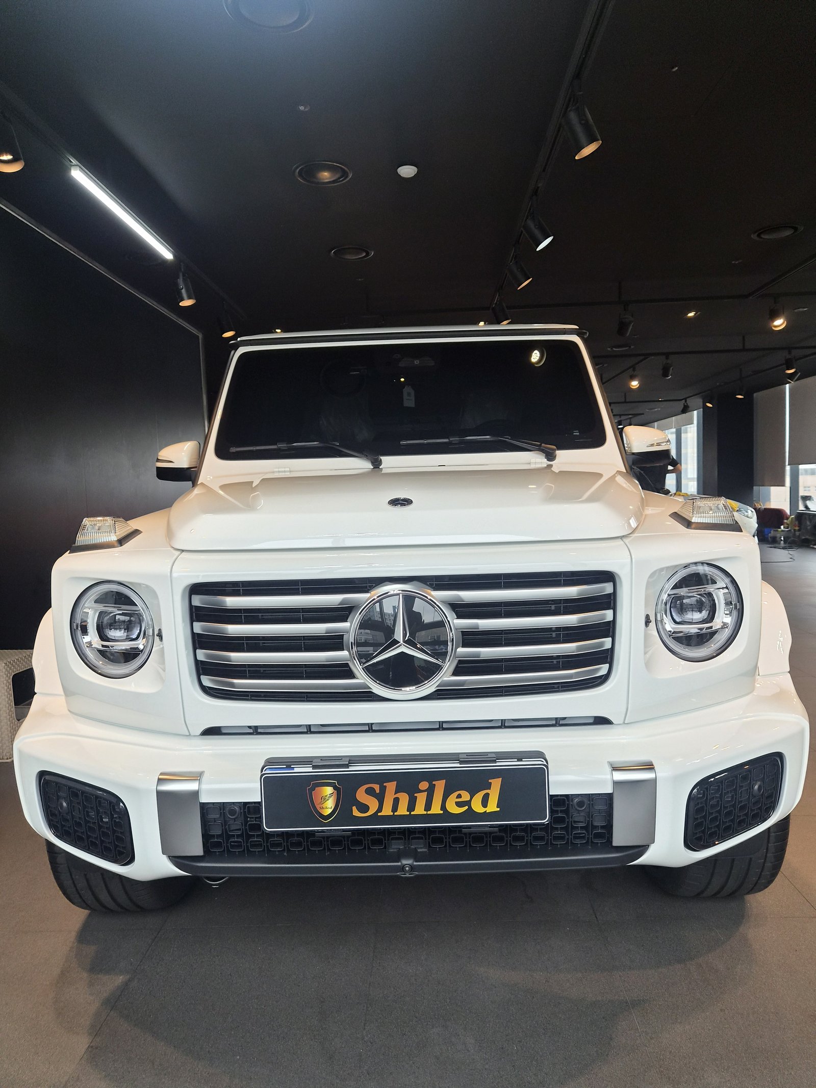 벤츠 G450d 백색 신차 전면 - 부산 쉴드광택 신차코팅
