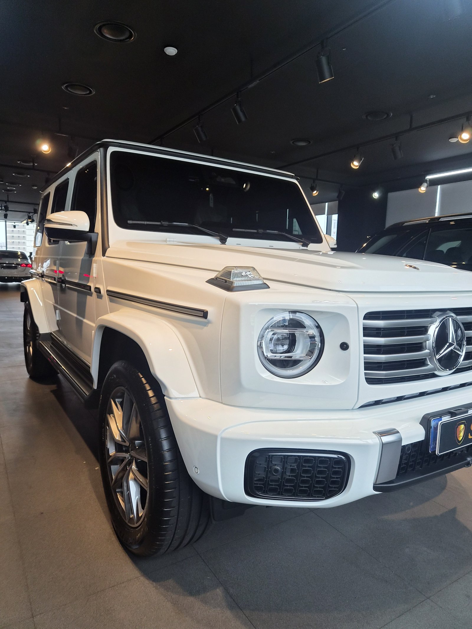 벤츠 G450d 백색 신차 전측면 - 부산 유리막코팅