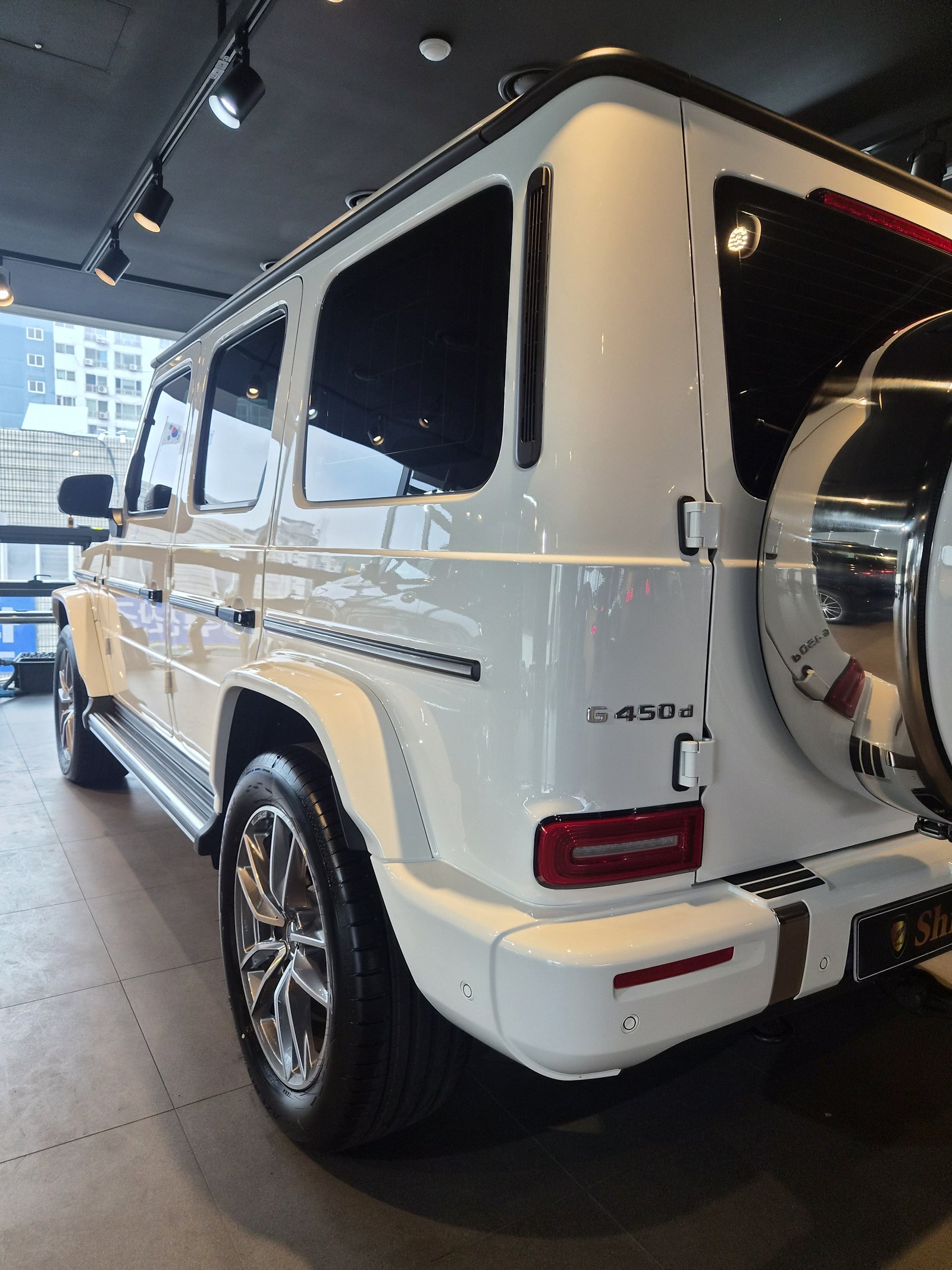 벤츠 G450d 백색 신차 후면 스페어타이어 - 부산 유리막코팅