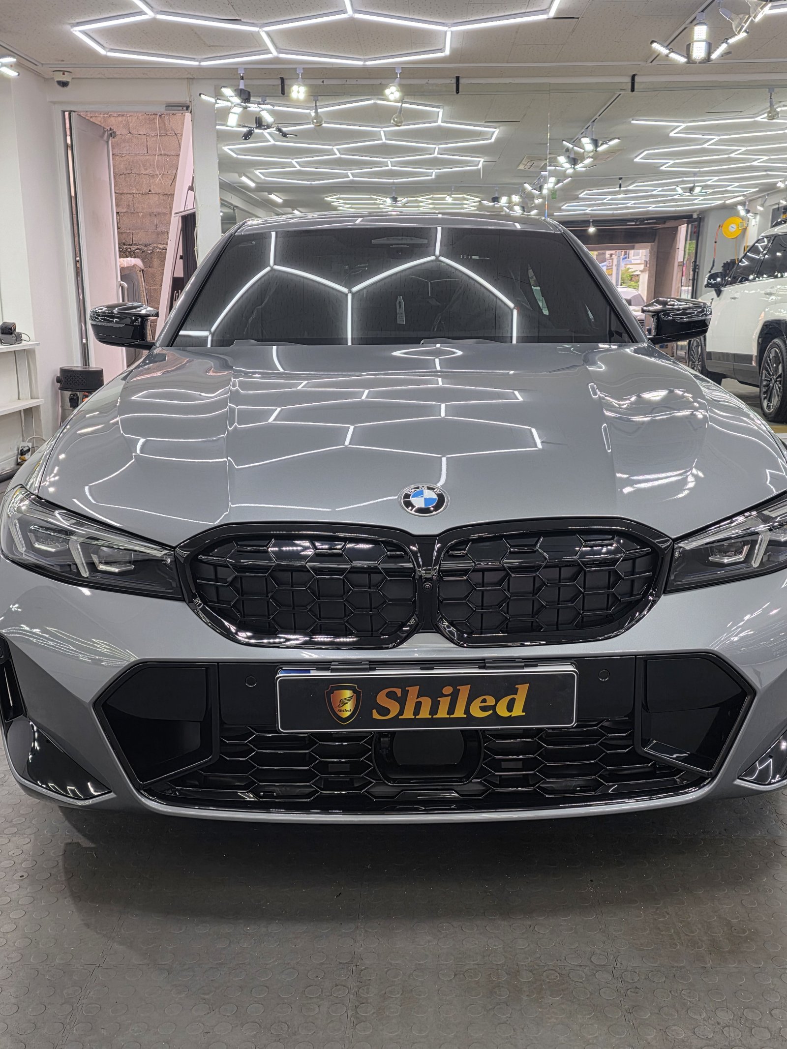 BMW 340i 그레이 전측면 - 부산 유리막코팅