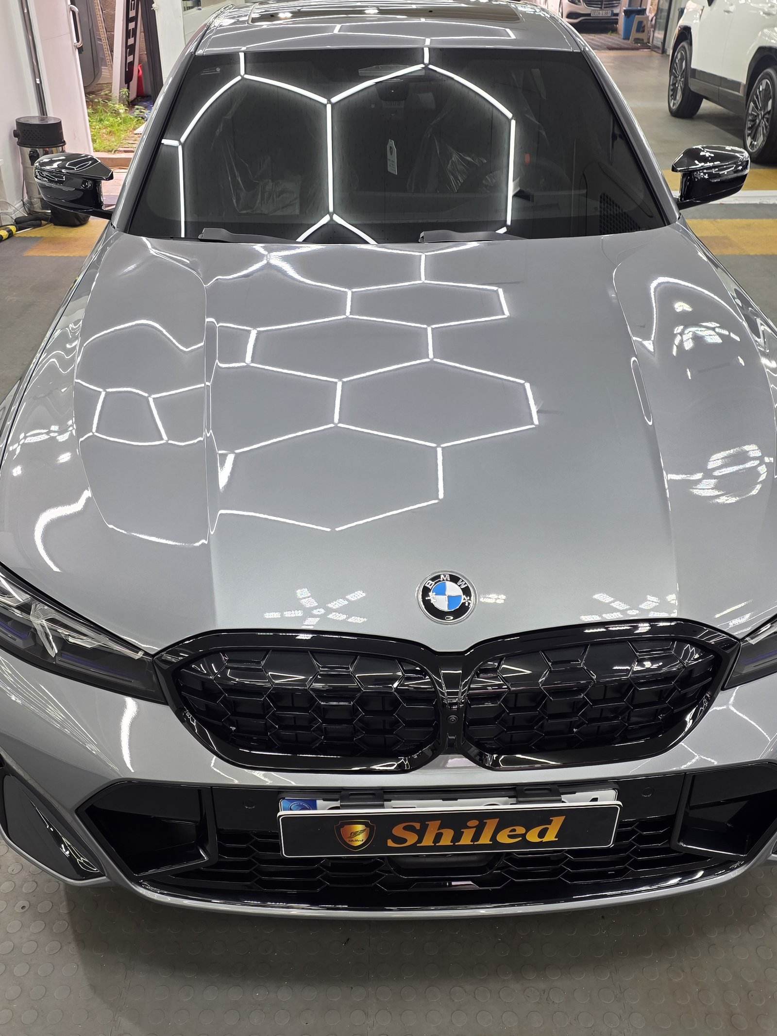 BMW 340i 그레이 신차 전면 그릴 클로즈업 - 부산 쉴드광택