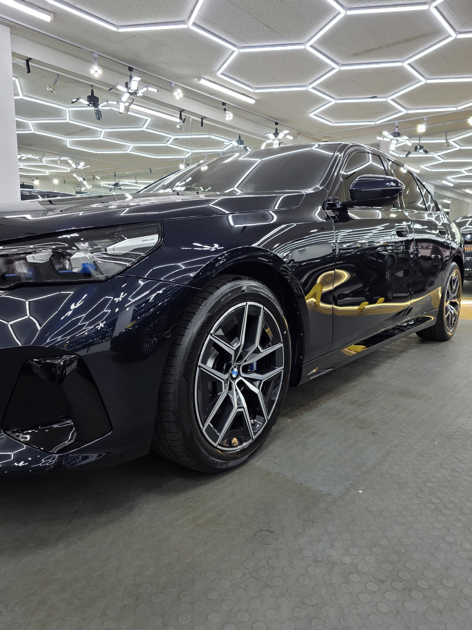 BMW 520i 그레이 측면 프로필 - 부산 유리막코팅