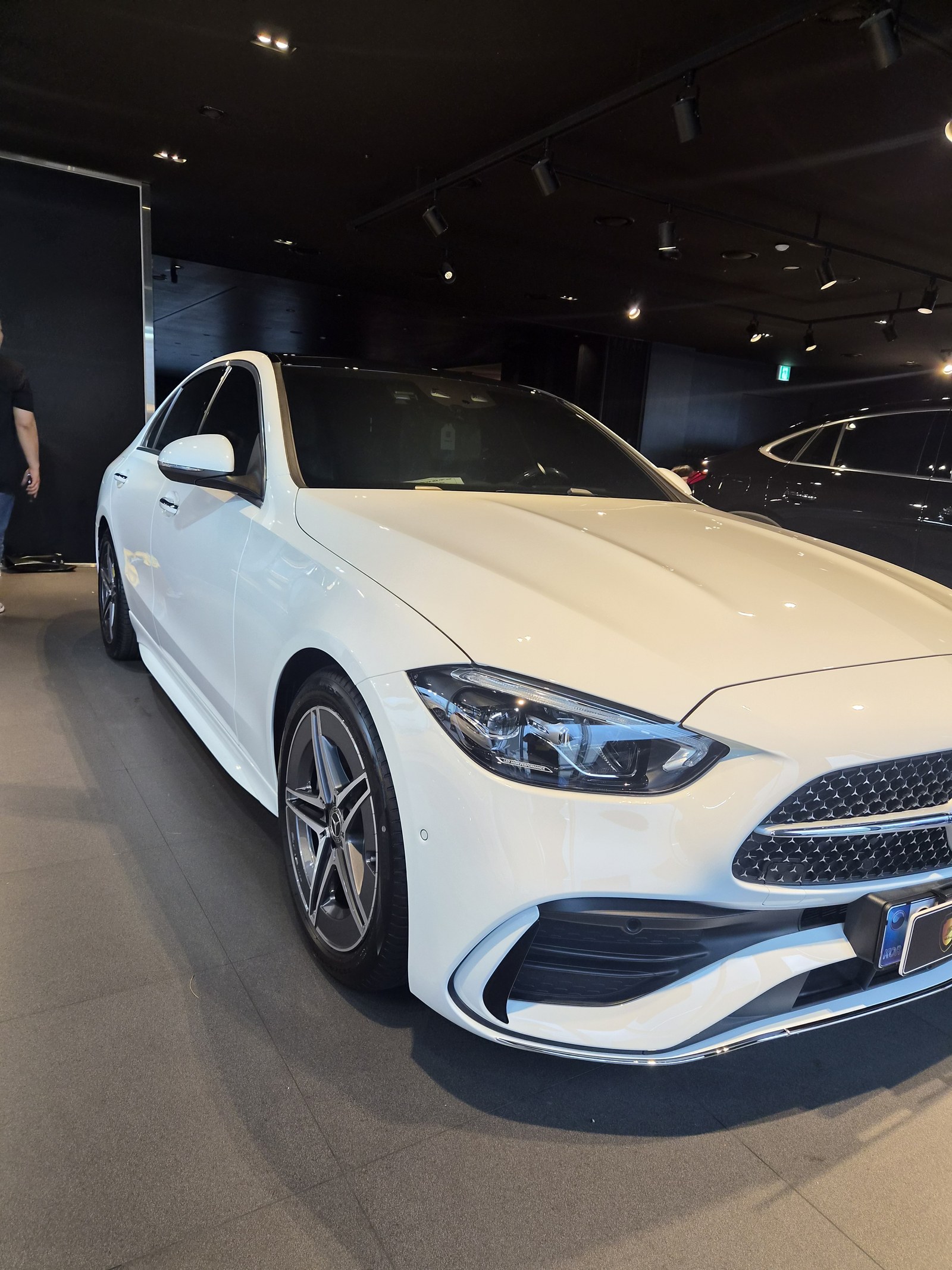 벤츠 C200 백색 전측면 - 부산 유리막코팅