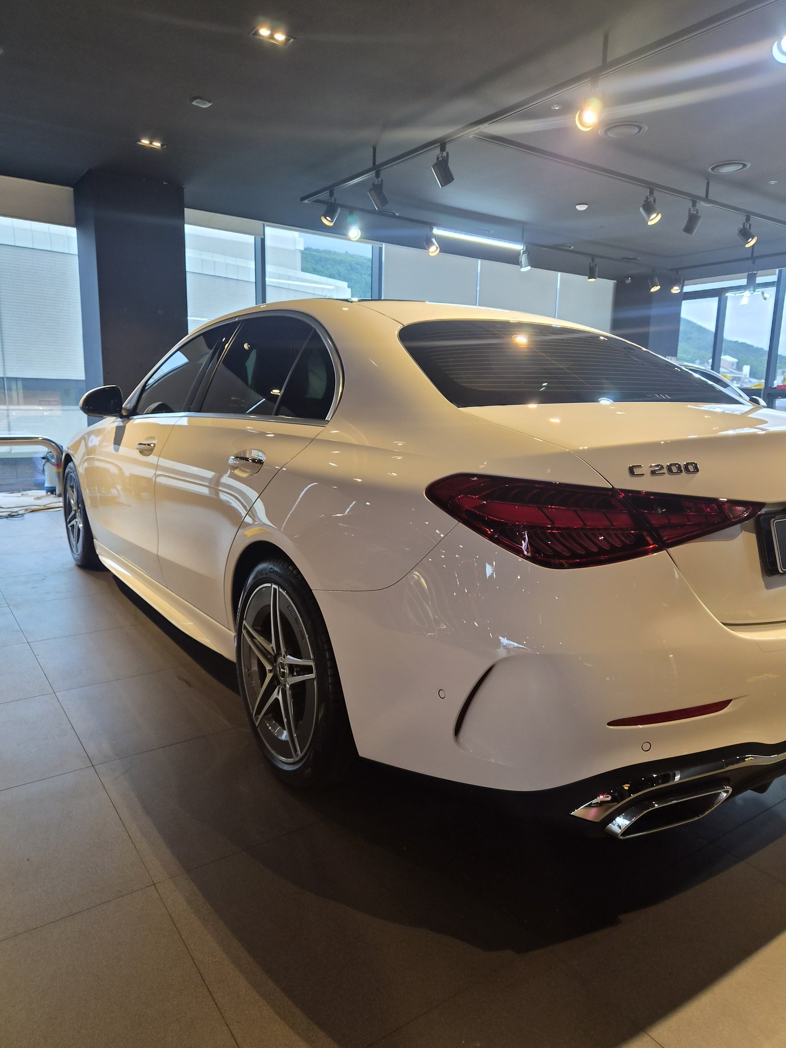벤츠 C200 백색 후측면 - 부산 유리막코팅