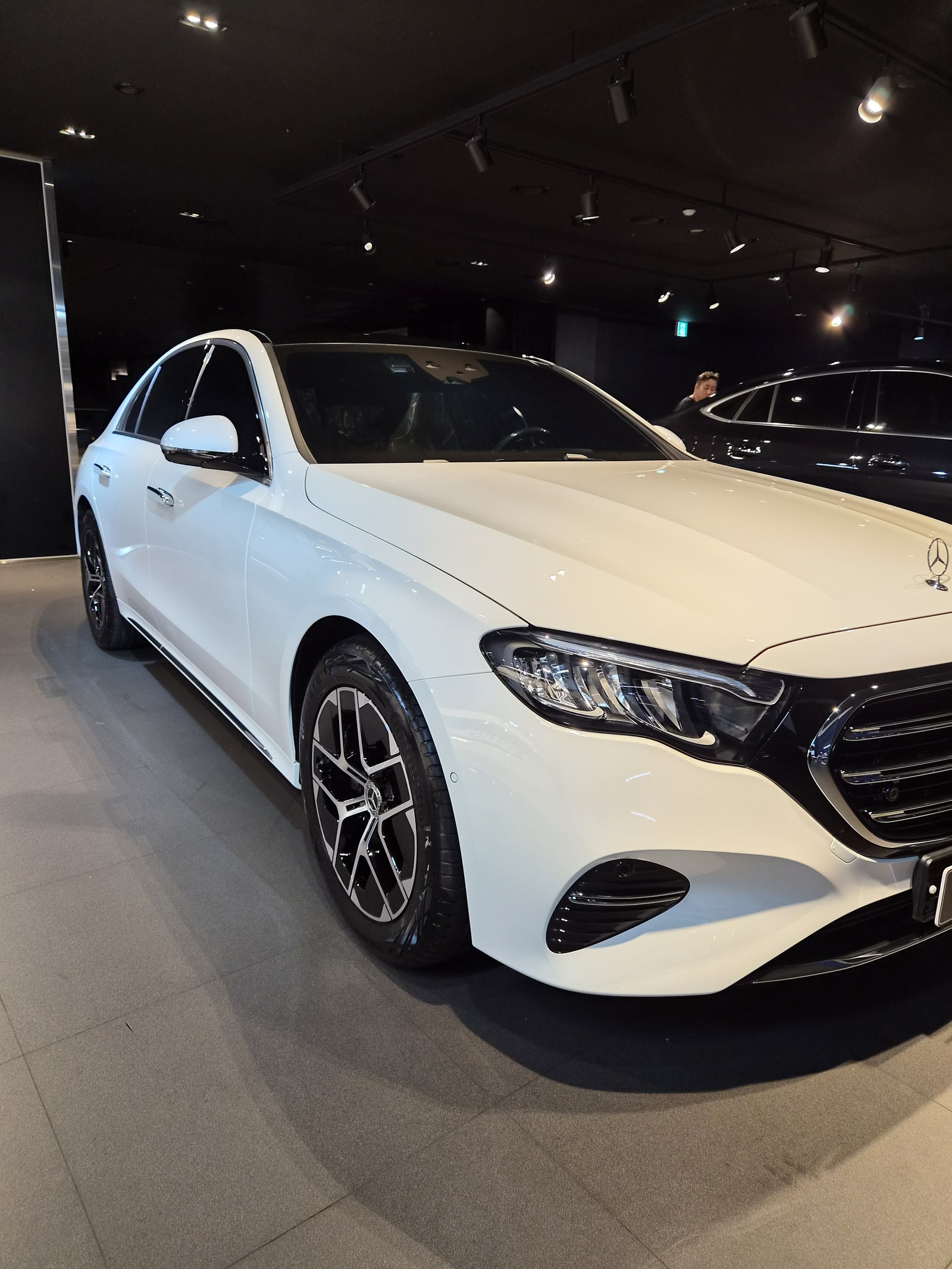 벤츠 E200 화이트 전측면 - 부산 유리막코팅