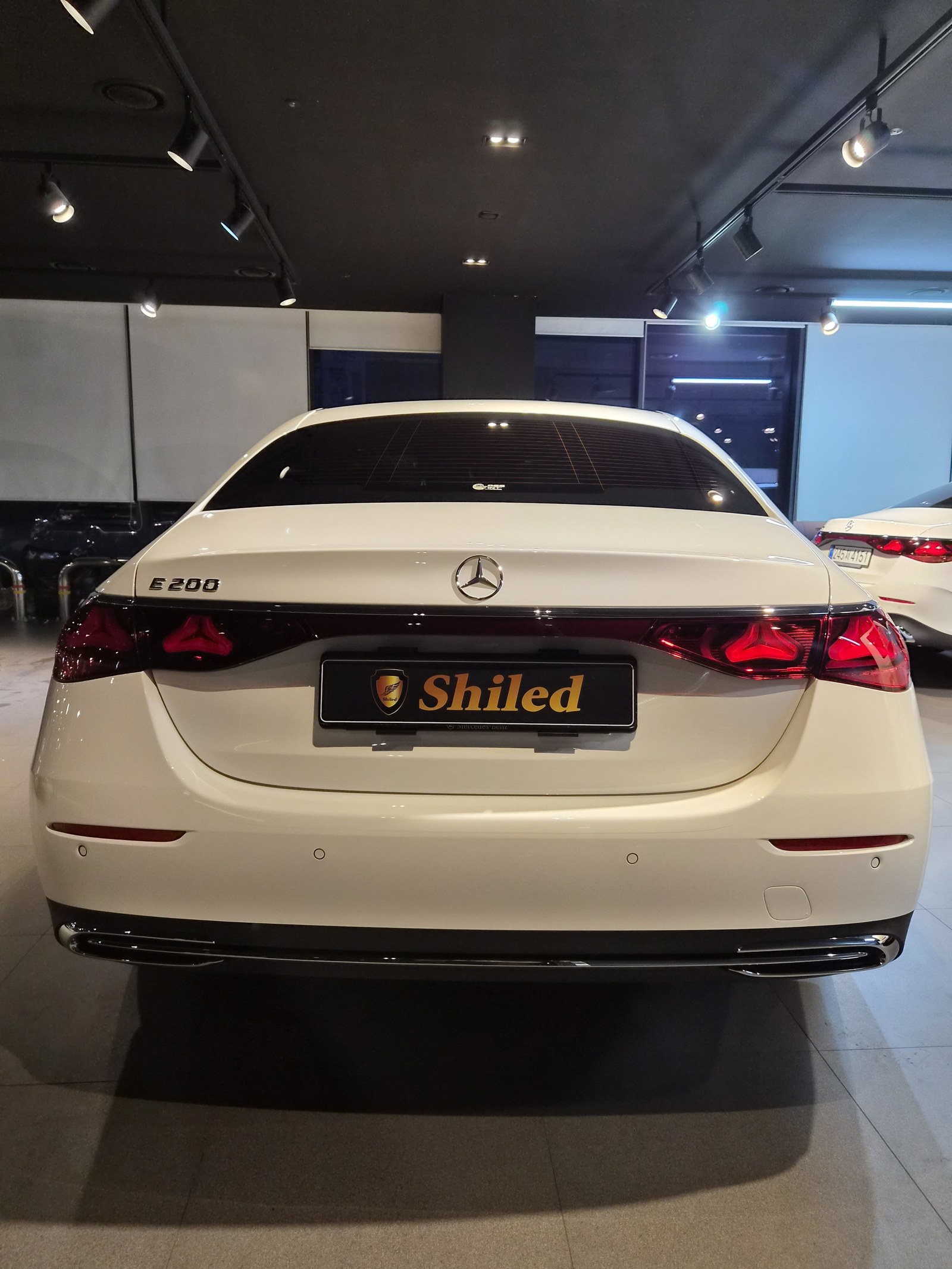 벤츠 E200 화이트 후면 Shiled 번호판 - 부산 쉴드광택 신차코팅