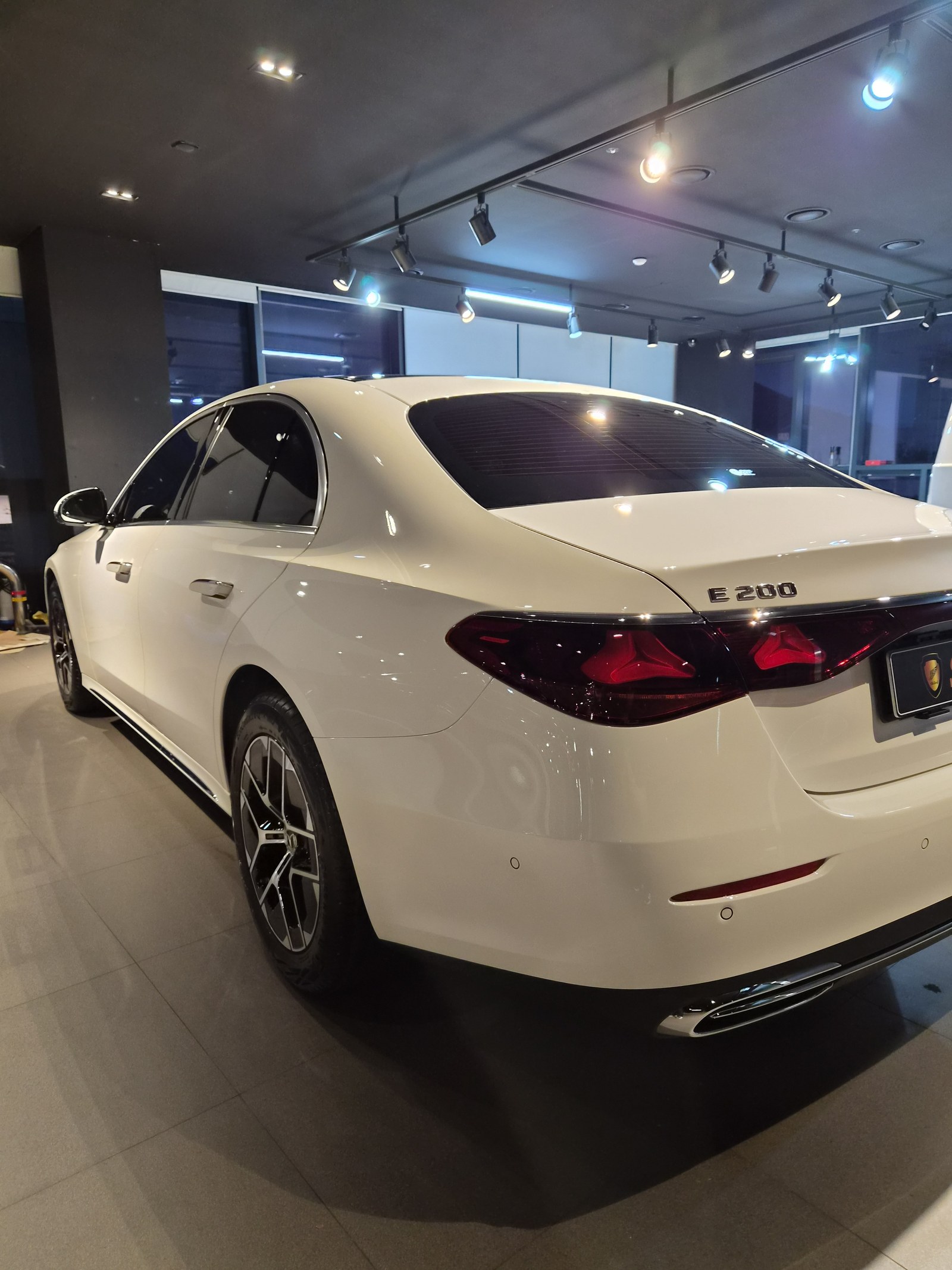 벤츠 E200 화이트 후측면 - 부산 유리막코팅