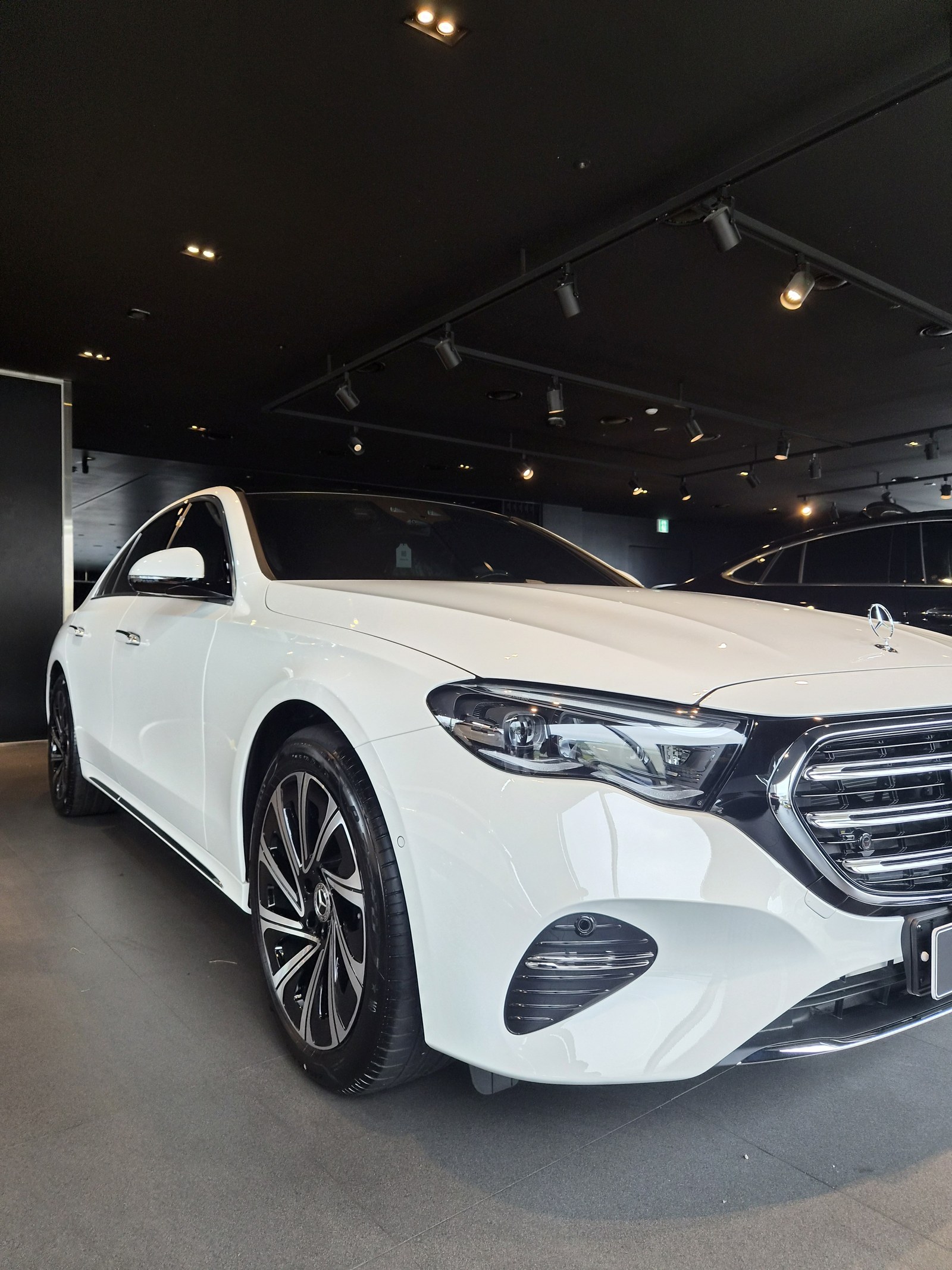벤츠 E300 백색 전측면 - 부산 유리막코팅