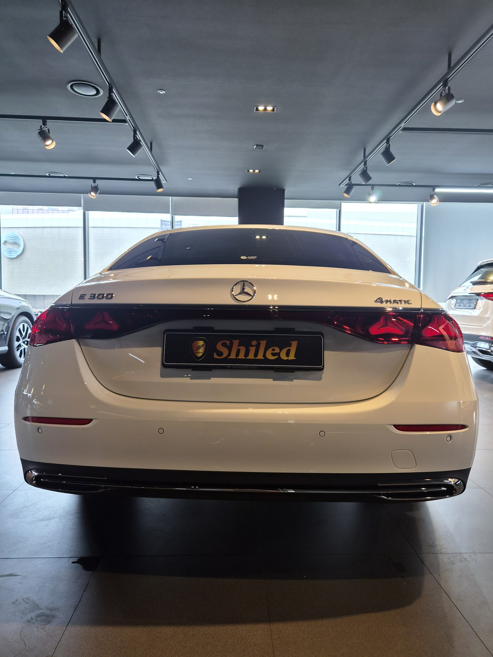 벤츠 E300 백색 후면 Shiled 번호판 - 부산 쉴드광택 신차코팅