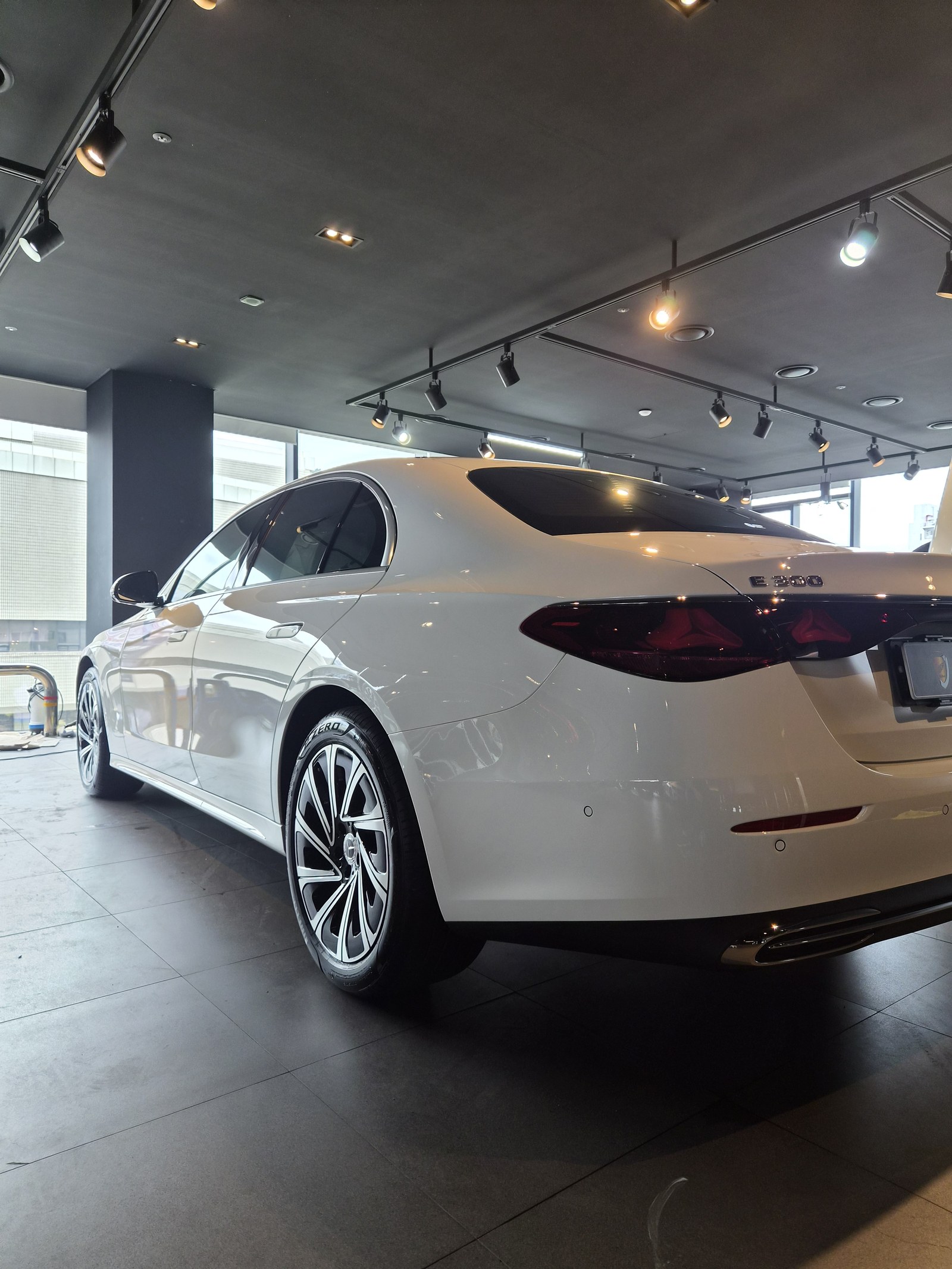 벤츠 E300 백색 후측면 - 부산 유리막코팅