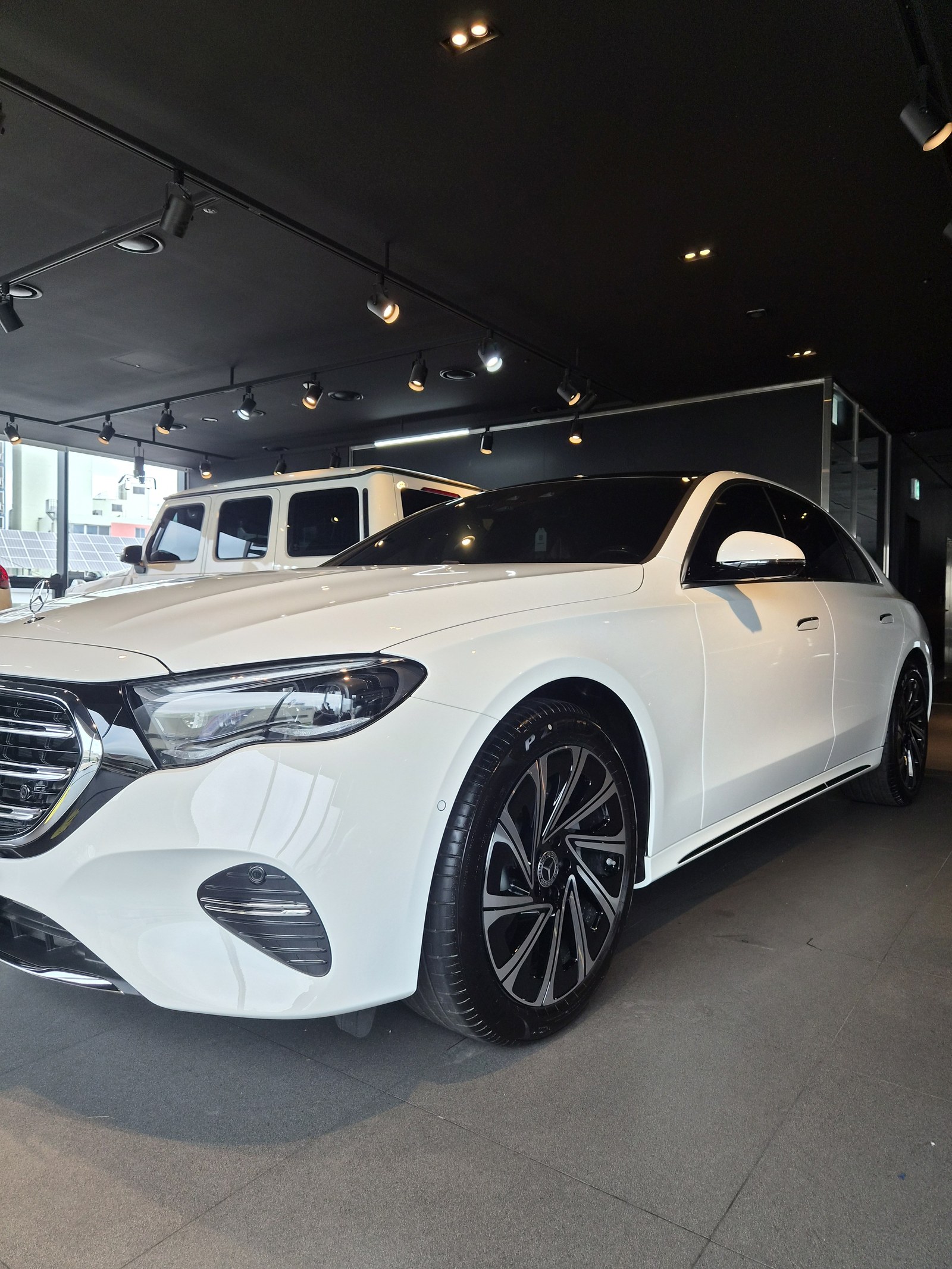 벤츠 E300 백색 전측면 하이라이트 - 부산 쉴드광택 신차코팅