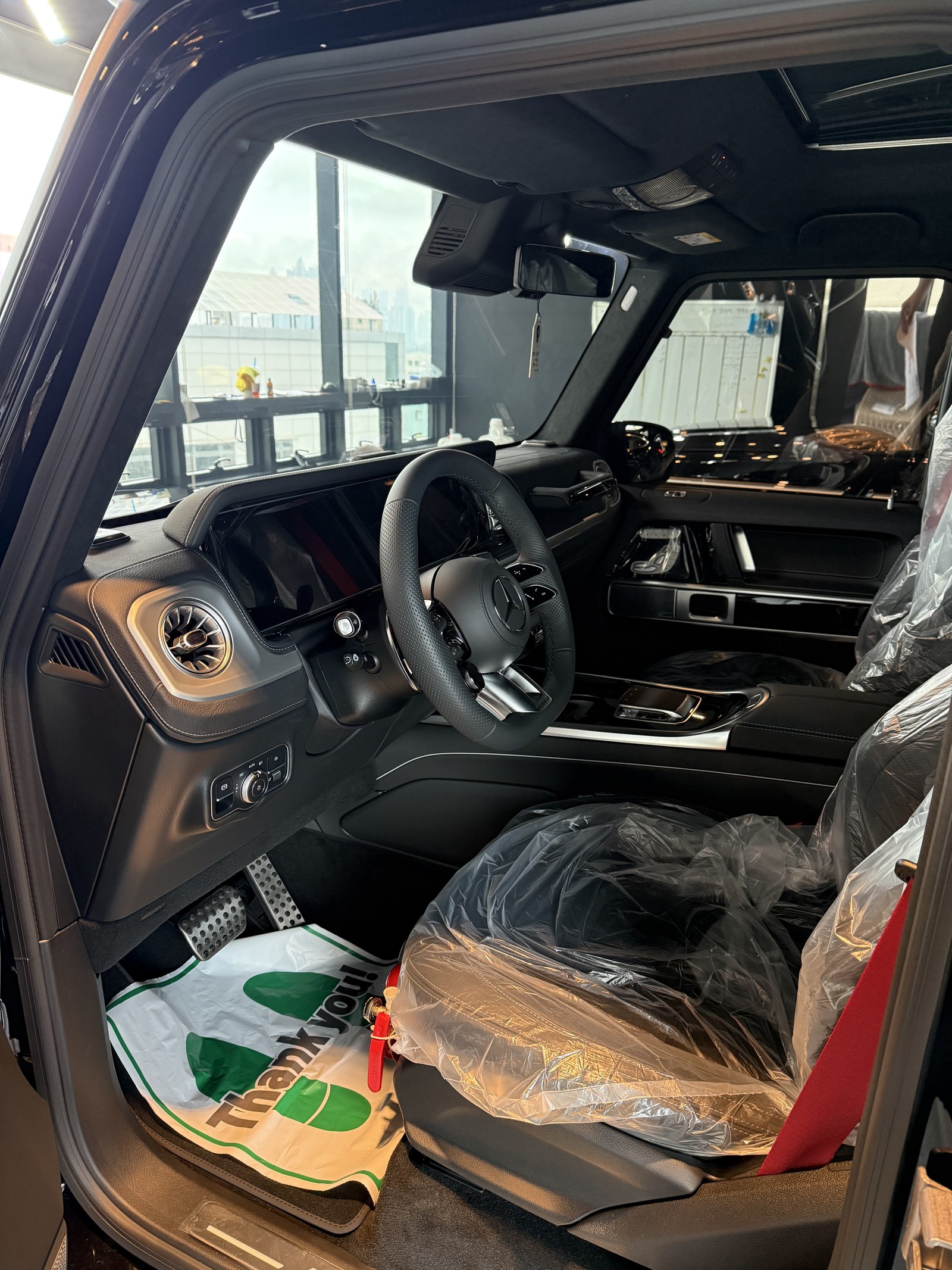 벤츠 AMG G63 신차 실내 스티어링휠 - 출고 전 컨디션
