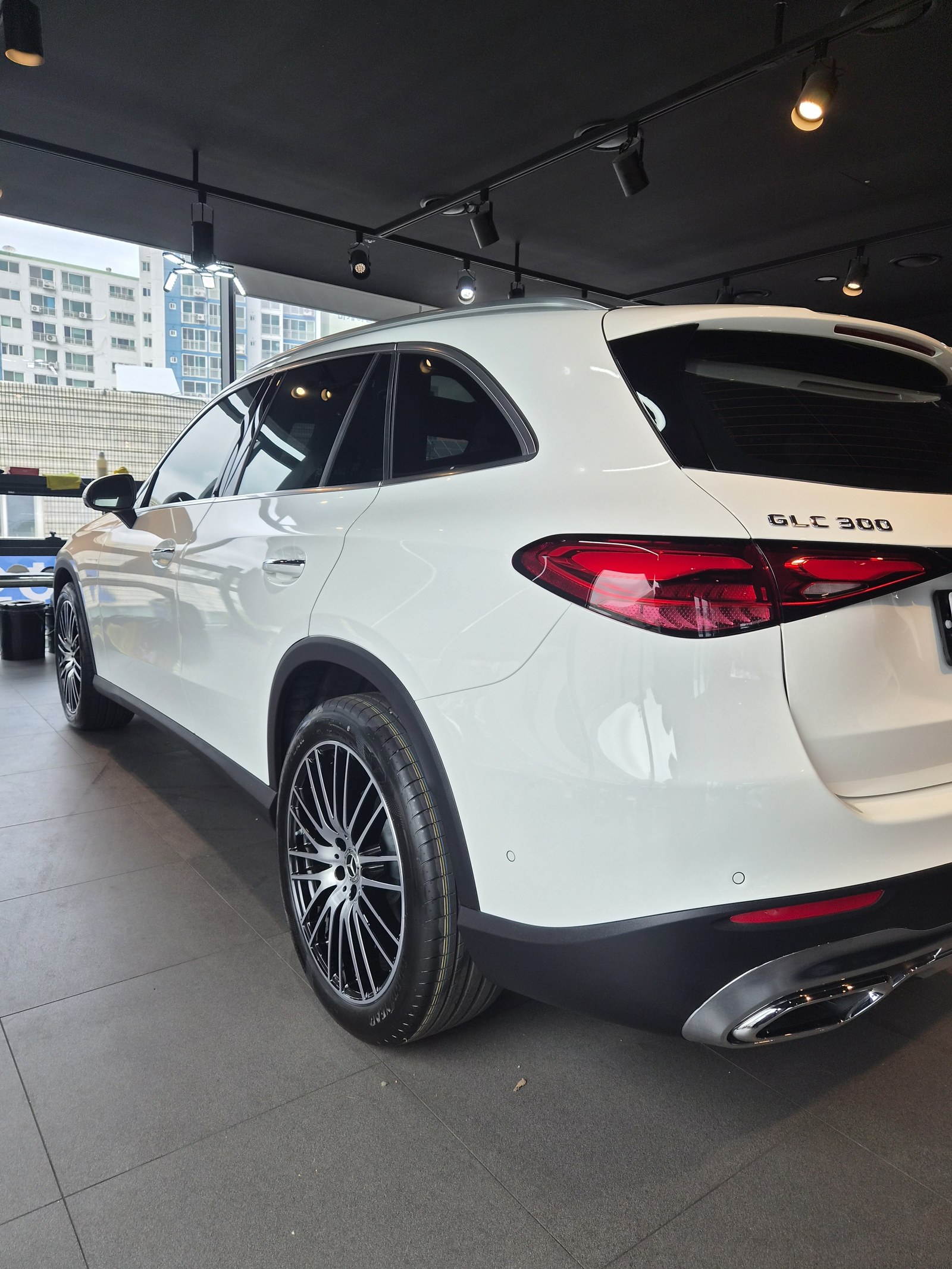벤츠 GLC300 백색 후측면 - 부산 유리막코팅