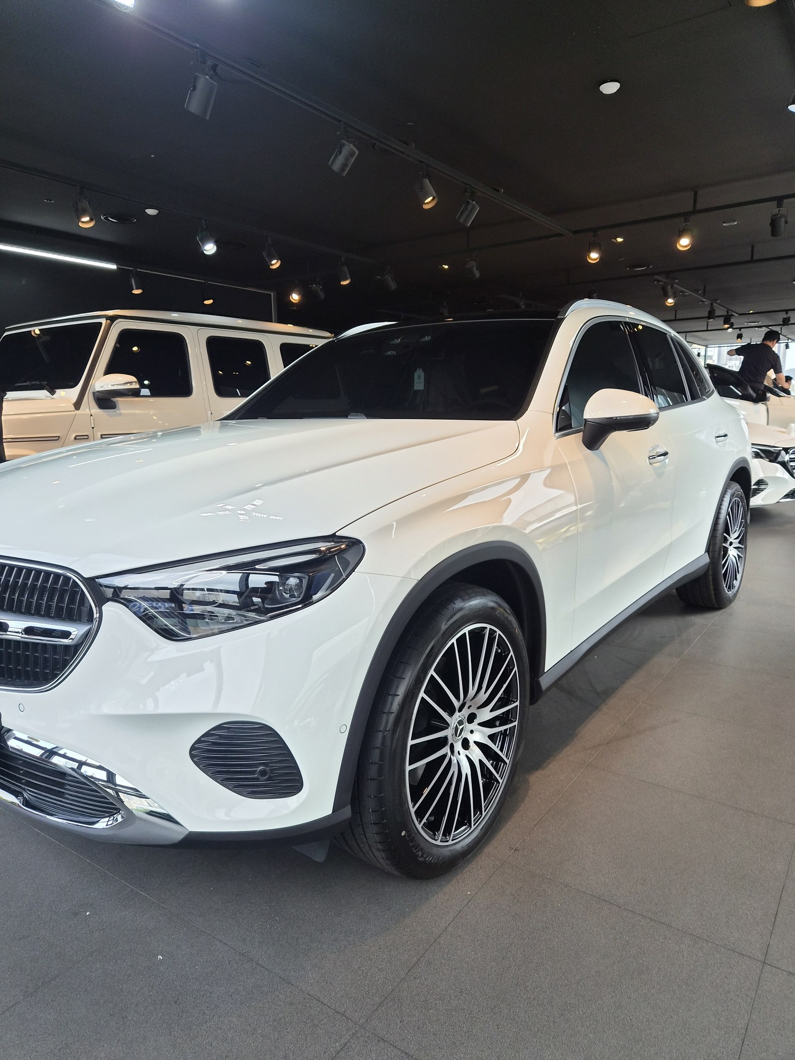 벤츠 GLC300 백색 전측면 하이라이트 - 부산 쉴드광택 신차코팅