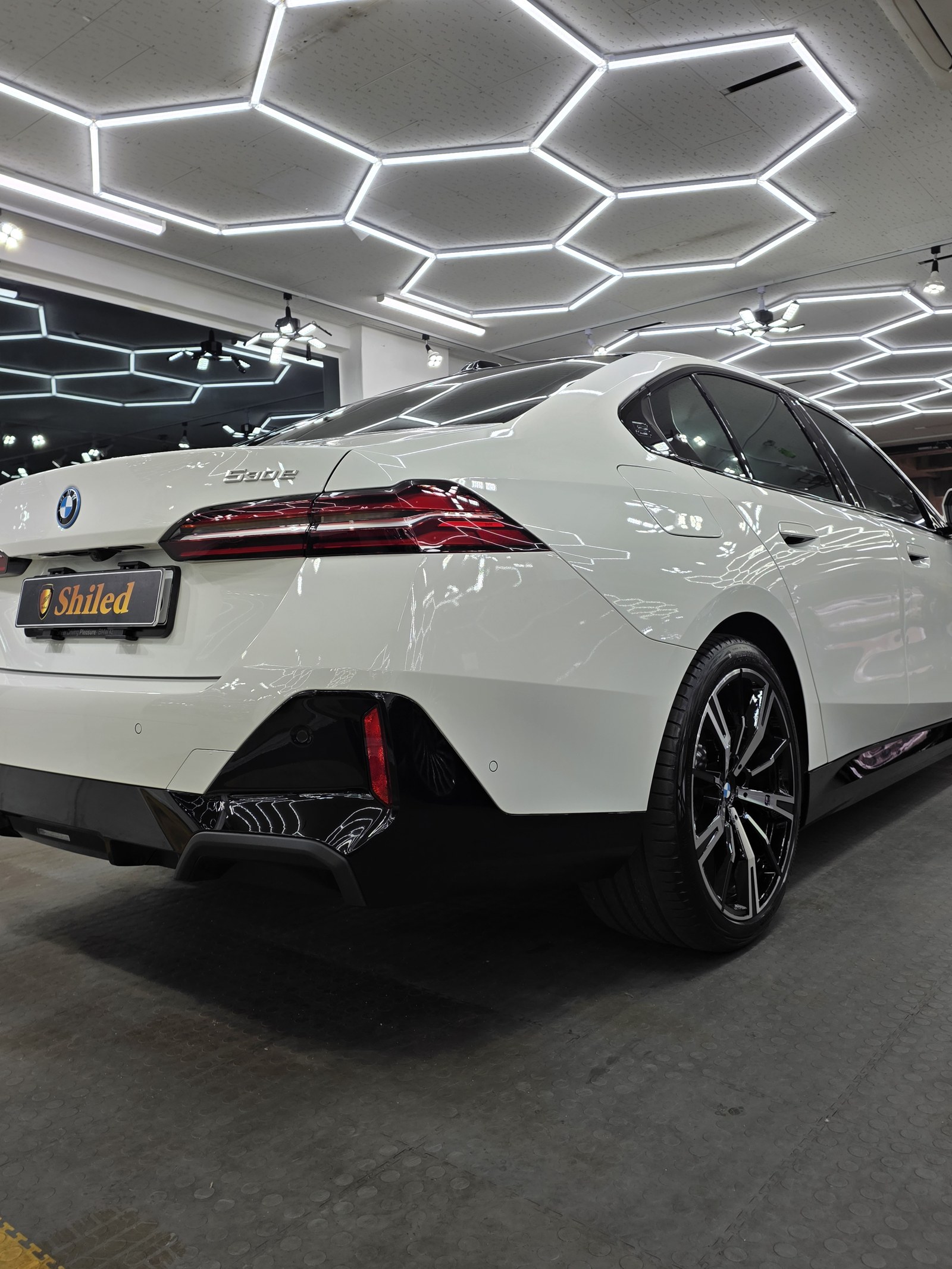 BMW 530e 백색 신차 후측면 글로시 - 부산 신차 유리막코팅